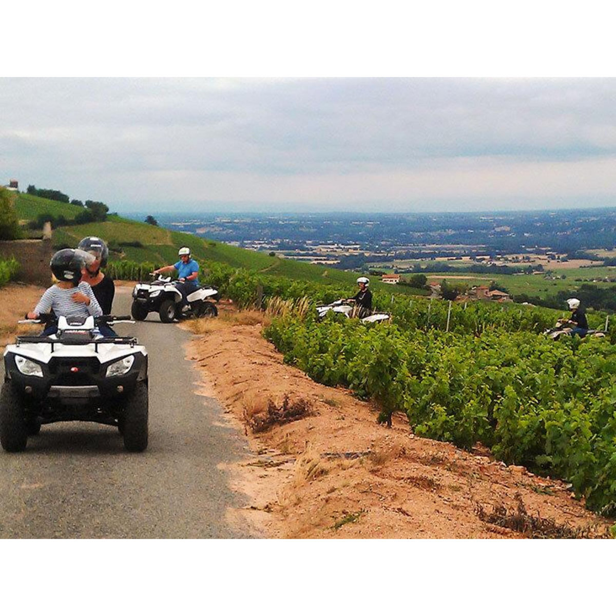 Smartbox Sport en famille : une randonnée en quad pour 2 adultes et 2 enfants vers Brive-la-Gaillarde - Coffret Cadeau Sport & Aventure