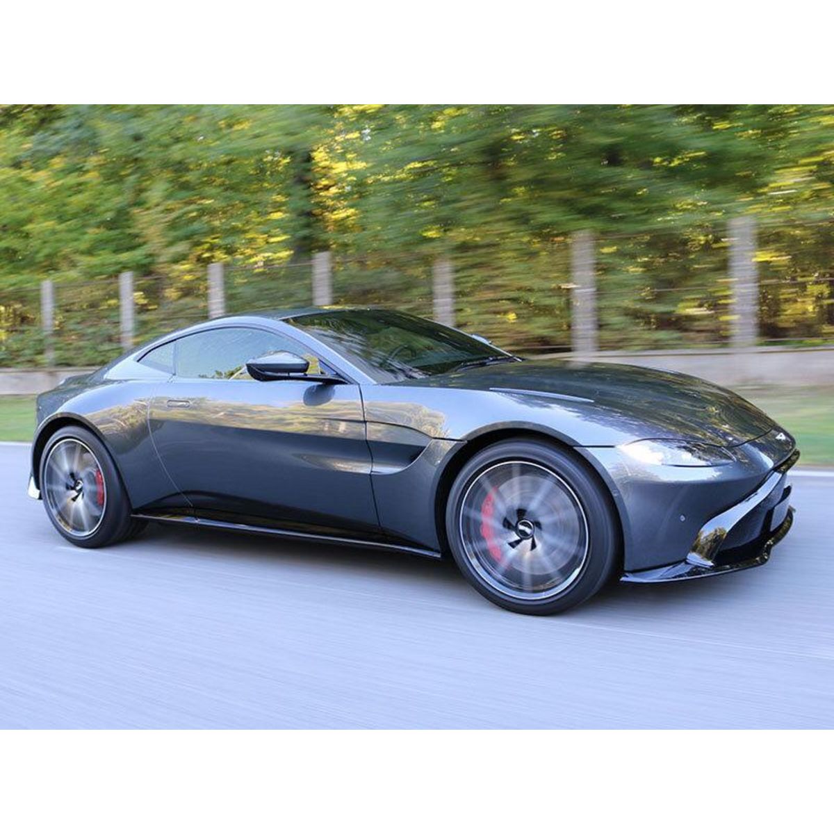 Smartbox Stage de pilotage : 4 tours sur le circuit de Lohéac en Aston Martin V8 Vantage - Coffret Cadeau Sport & Aventure