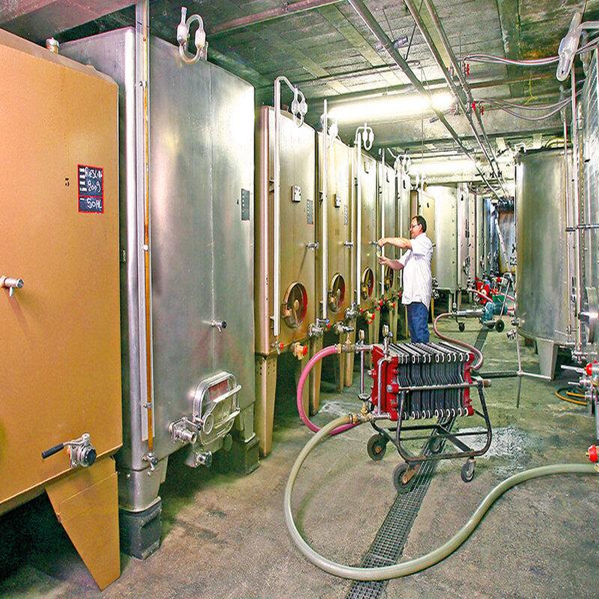 Voir la diapositive 3 : Smartbox Visite de cave et dégustation de vins d'alsace dans un domaine près de colmar - coffret cadeau gastronomie