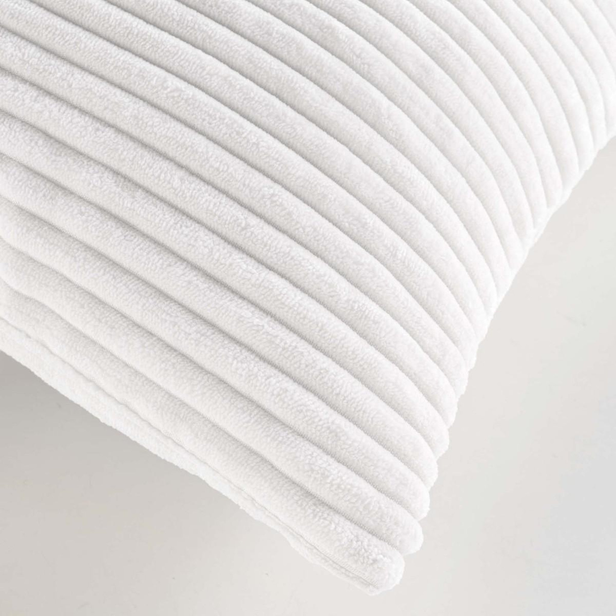 Voir la diapositive 3 : Douceur d'Intérieur Coussin déco en velours côtelé  nils  45x45cm blanc