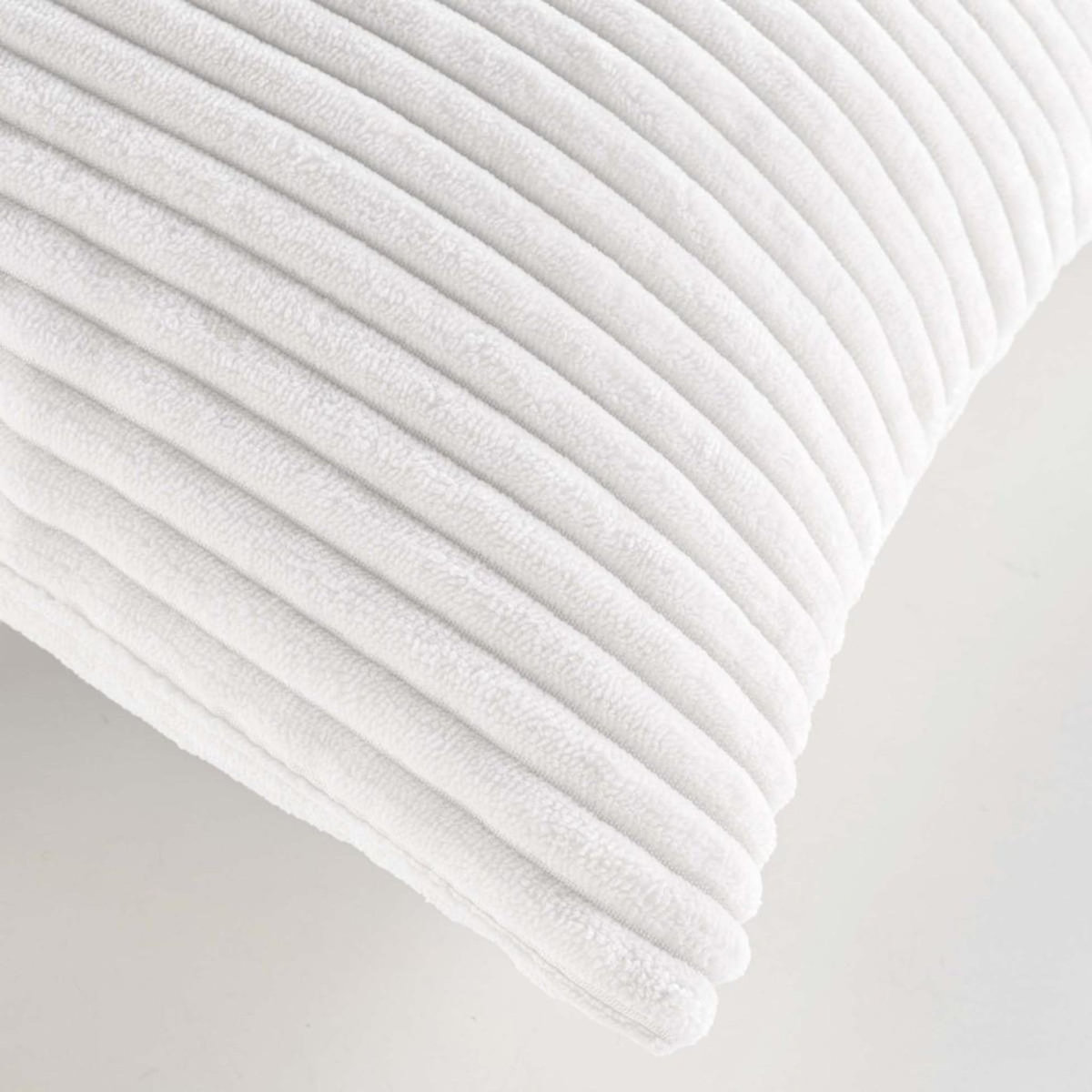 Paris Prix Coussin Déco en Velours Côtelé  Nils  45x45cm Blanc