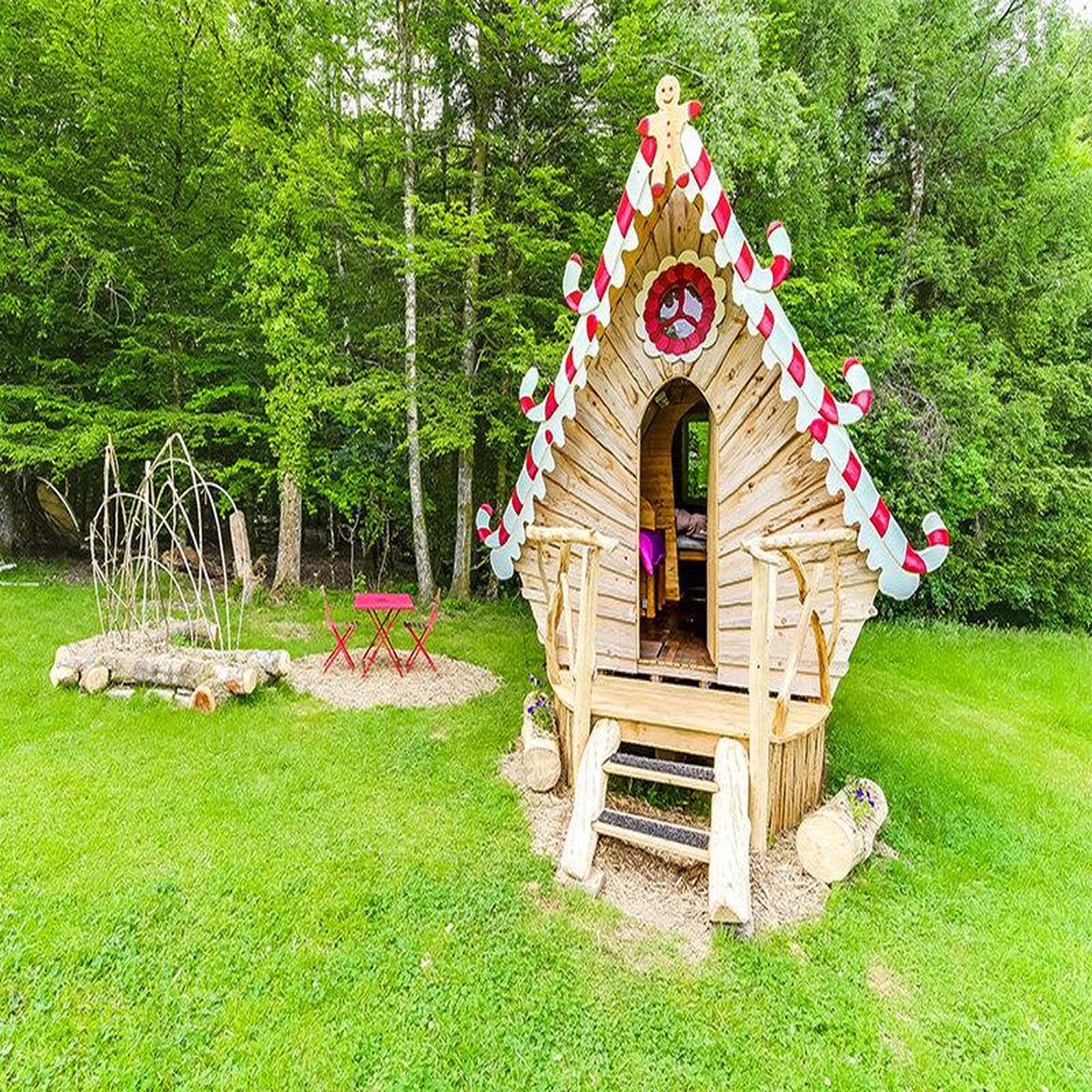 Voir la diapositive 2 : Smartbox 2 jours insolites en famille dans une cabane dans les Vosges - Coffret Cadeau Séjour