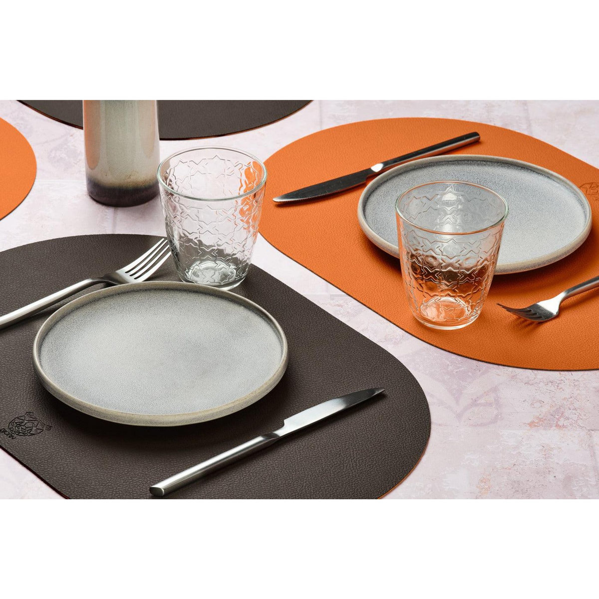 BJORN Set de table ovale réversible - 6 pièces - Cuir recyclé orange et chocolat