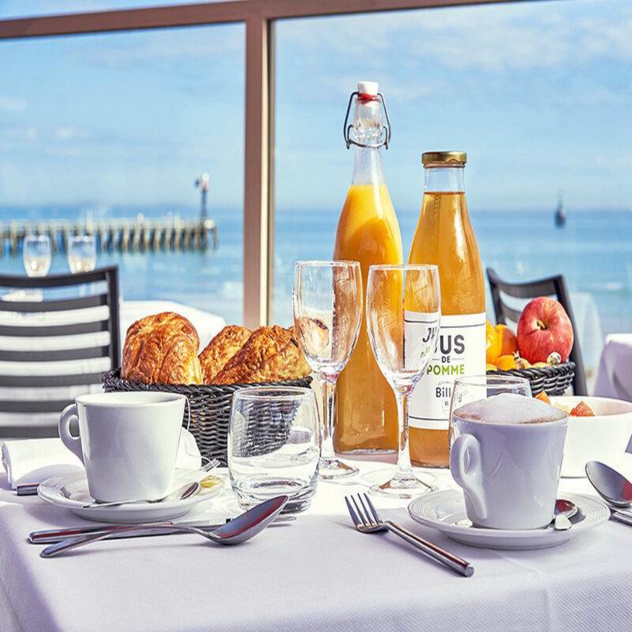 Voir la diapositive 4 : Smartbox Vacances les pieds dans l'eau : 3 jours avec dîner en hôtel normand donnant sur la mer - coffret cadeau séjour