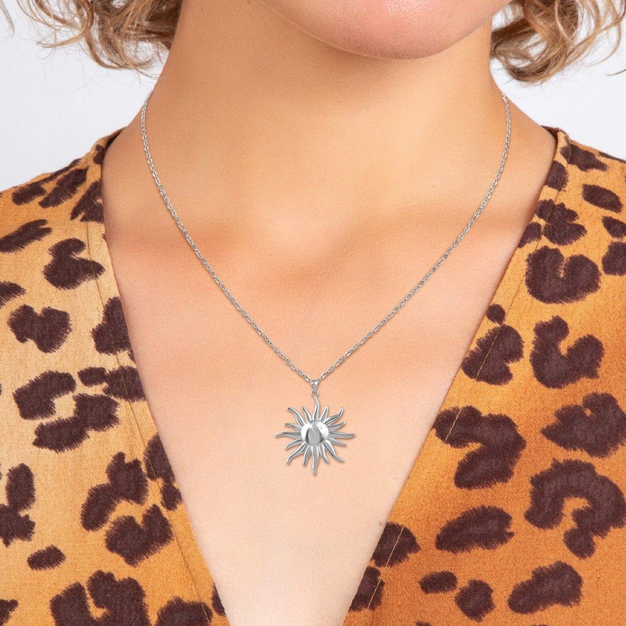 Voir la diapositive 2 : SC CRYSTAL Collier soleil par SC Crystal orné d'un véritable diamant blanc