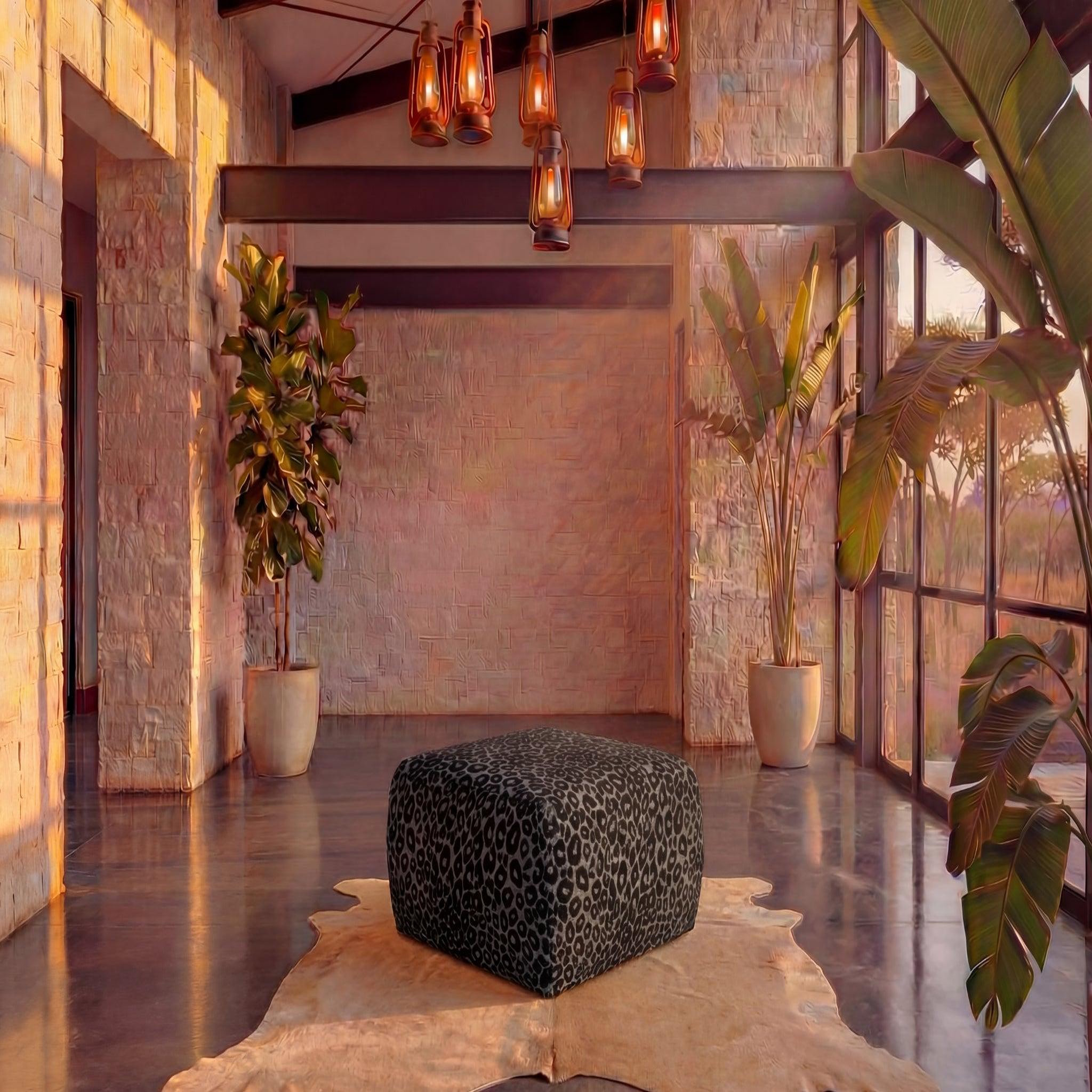 Voir la diapositive 2 : CASANOVA PARIS Elio - pouf en tissu imprimé animalier beige 74x74x41
