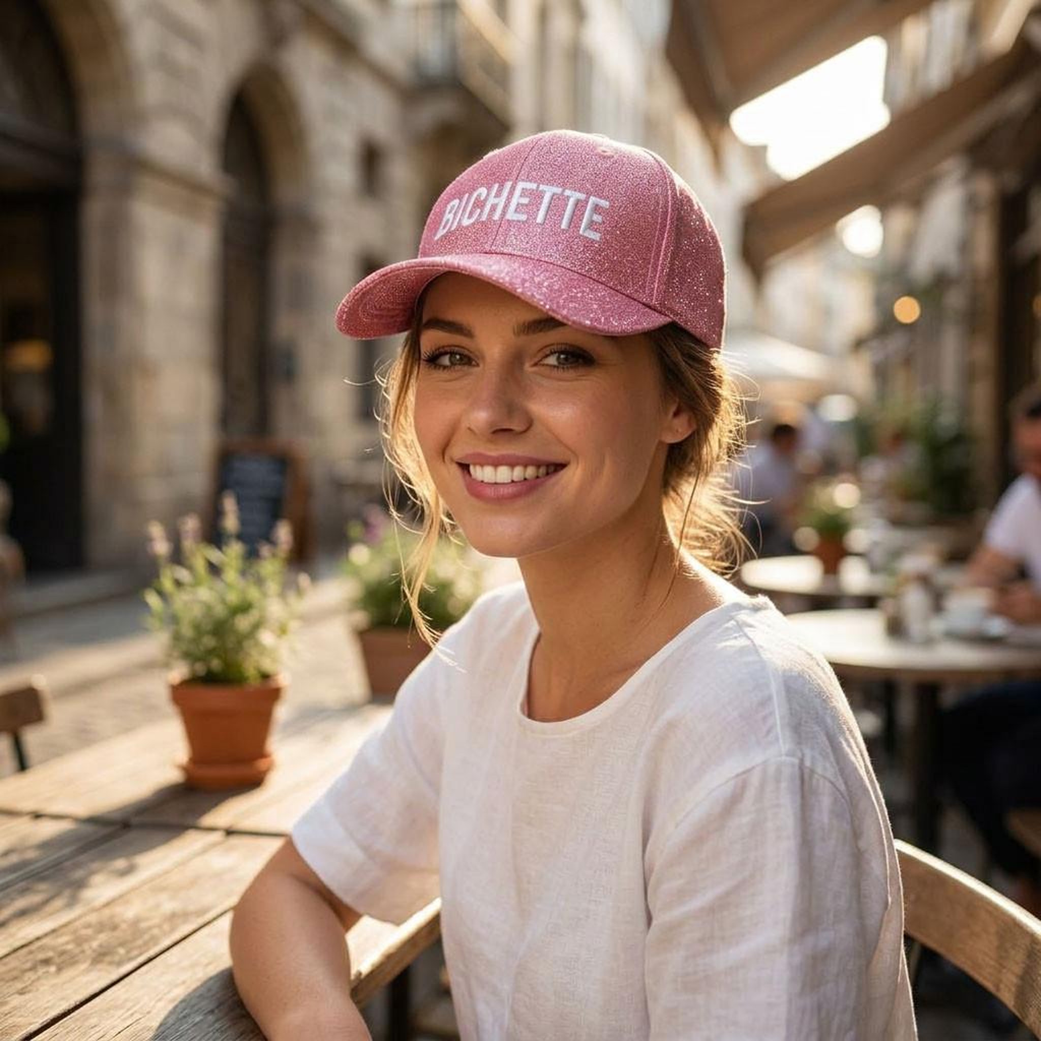 Voir la diapositive 3 : OZABI OZABI Lot 2 Casquettes Pailletées Femme – Message Brodé Fantaisie Humoristique