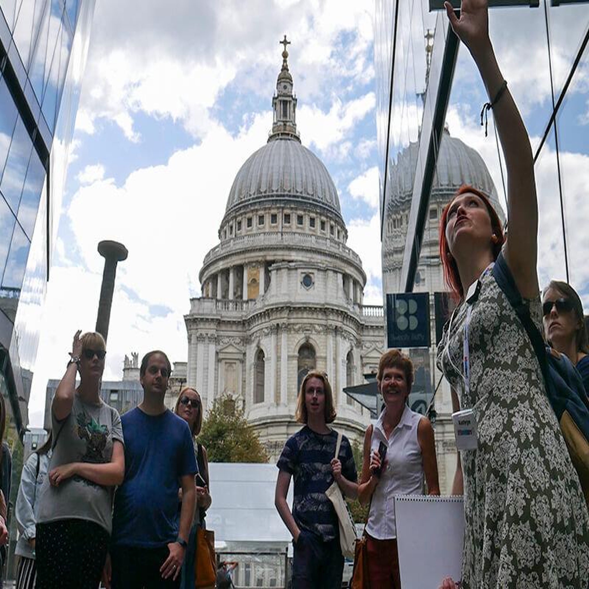 Voir la diapositive 2 : Smartbox Visite de 2h au cœur du monde magique de Mary Poppins® à Londres pour 2 personnes - Coffret Cadeau Multi-thèmes