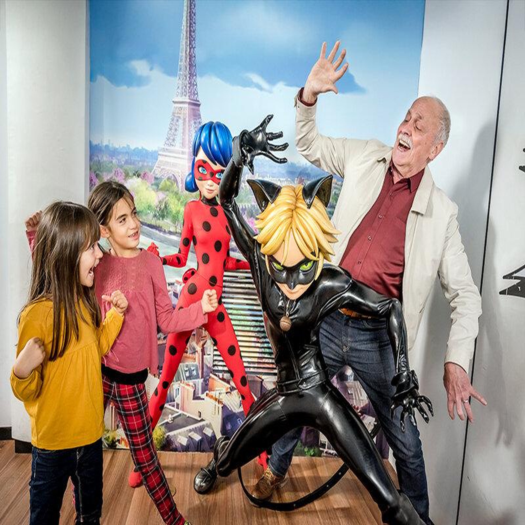 Voir la diapositive 5 : Smartbox Rencontre avec les plus grands en 2026 : 2 entrées adultes pour le musée grévin de paris - coffret cadeau multi-thèmes