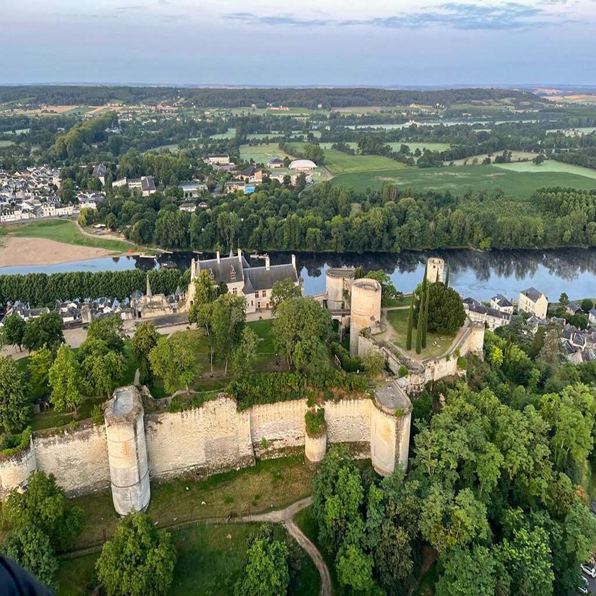 Voir la diapositive 2 : Smartbox Vol en montgolfière près de chinon en semaine - coffret cadeau sport & aventure
