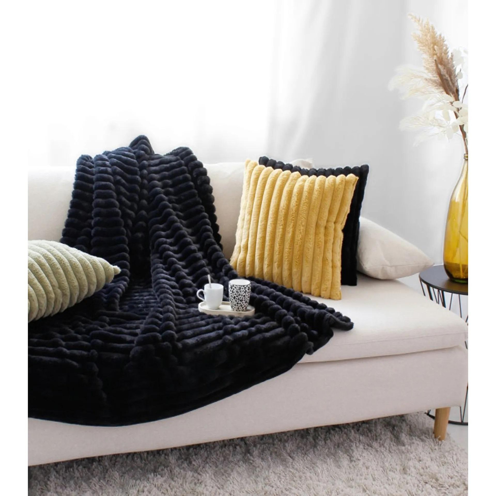 Voir la diapositive 3 : Eden Coussin cottele effet velours design et moderne