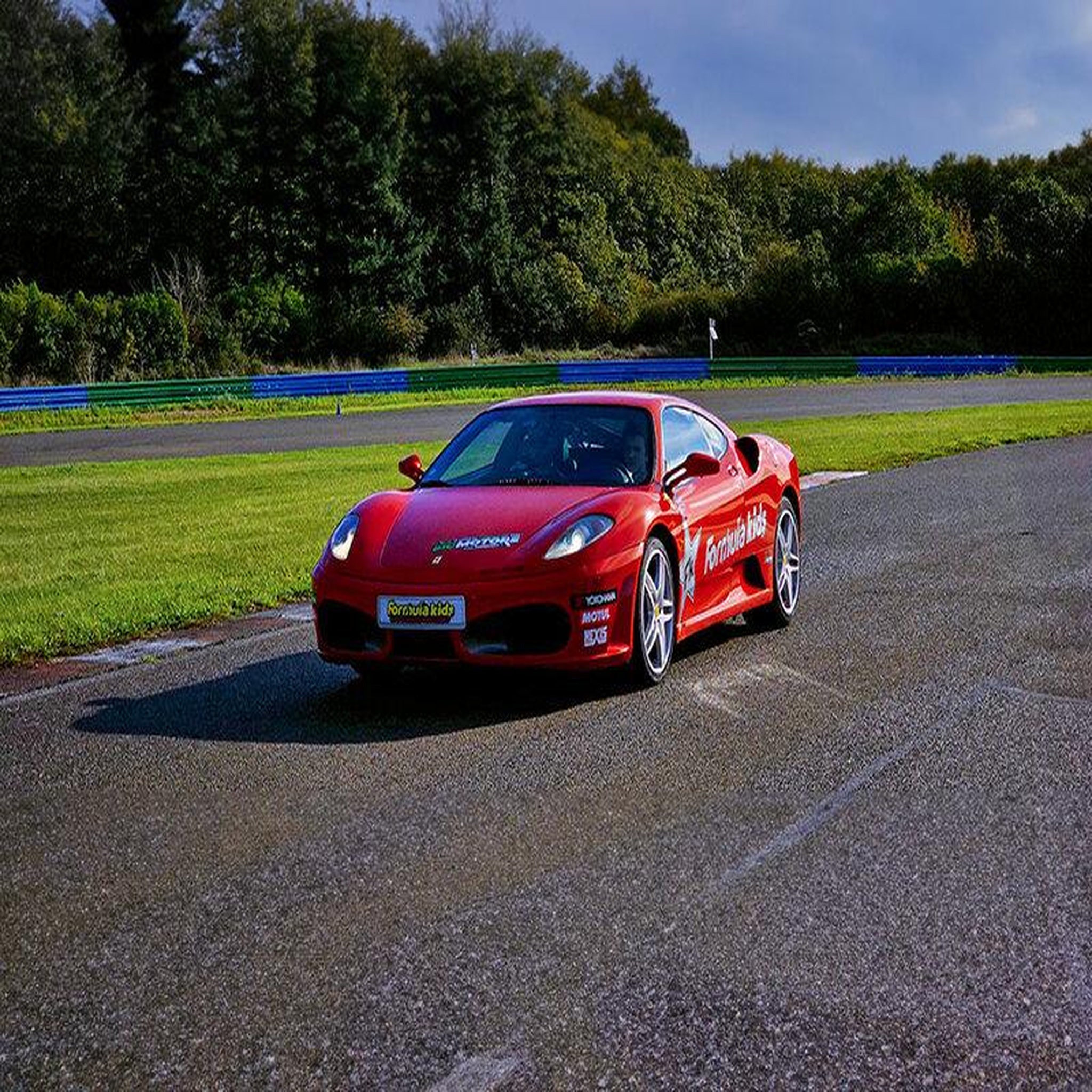 Voir la diapositive 2 : Smartbox Stage pilotage enfant : 4 tours de circuit au volant d'une Ferrari et d'une Lamborghini - Coffret Cadeau Sport & Aventure