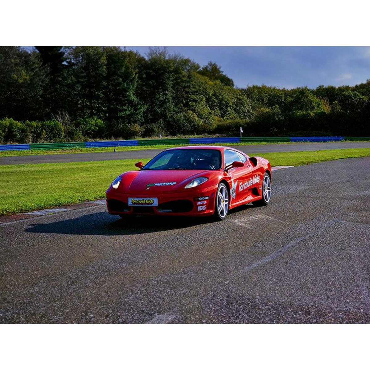 Smartbox Stage pilotage enfant : 4 tours de circuit au volant d'une Ferrari et d'une Lamborghini - Coffret Cadeau Sport & Aventure