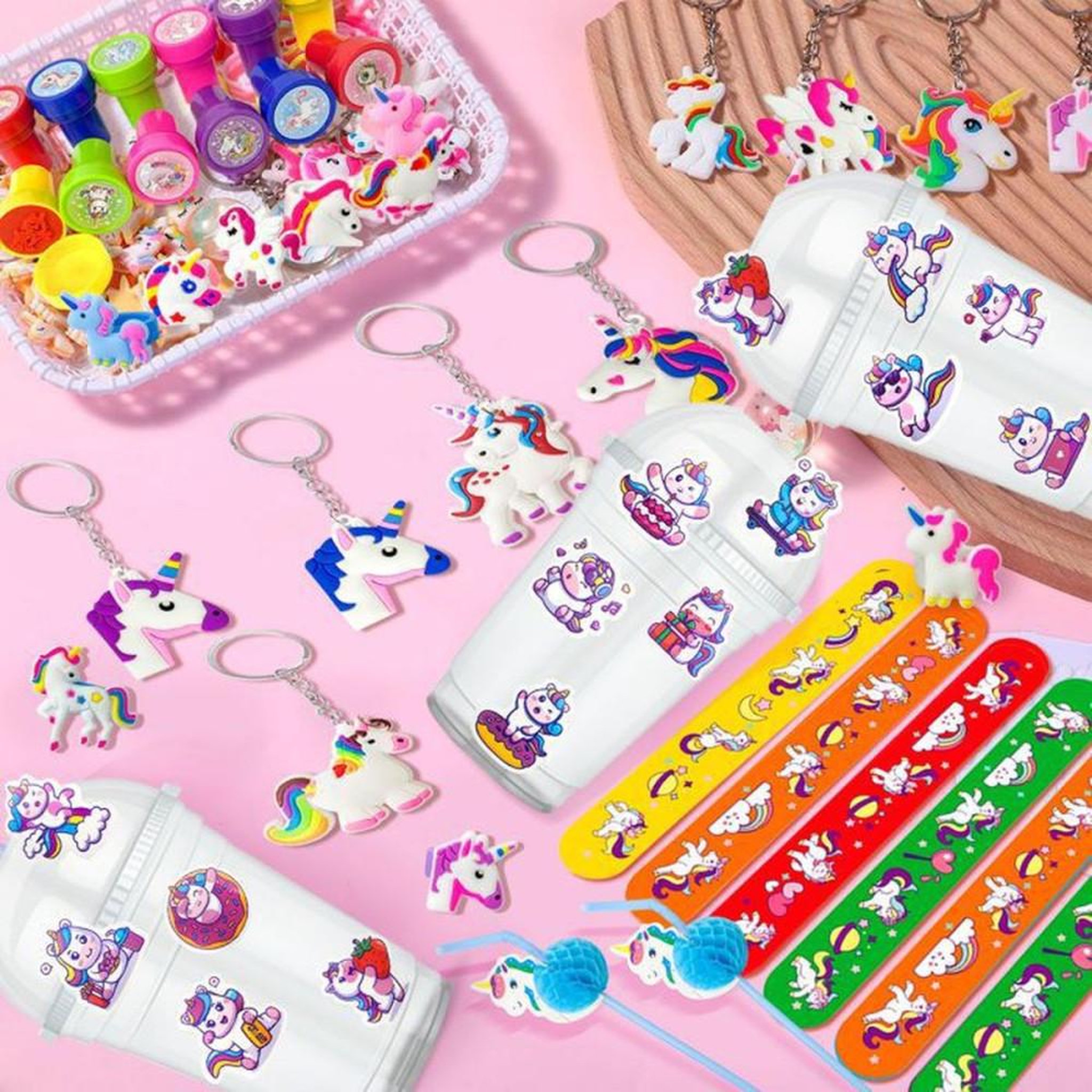 Voir la diapositive 3 : Kit décoration anniversaire licorne avec bracelets claque, sacs, bagues, porte-clés, tampons et autocollants