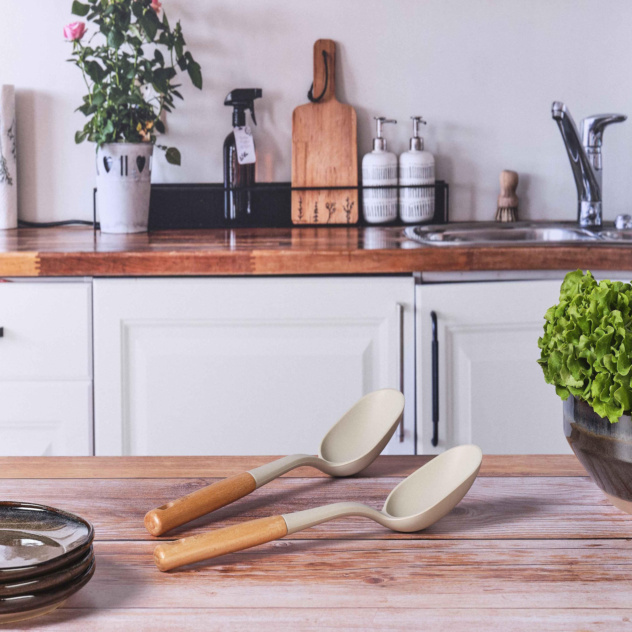 Voir la diapositive 4 : BJORN Couverts à salade en bois et silicone GUNNAR