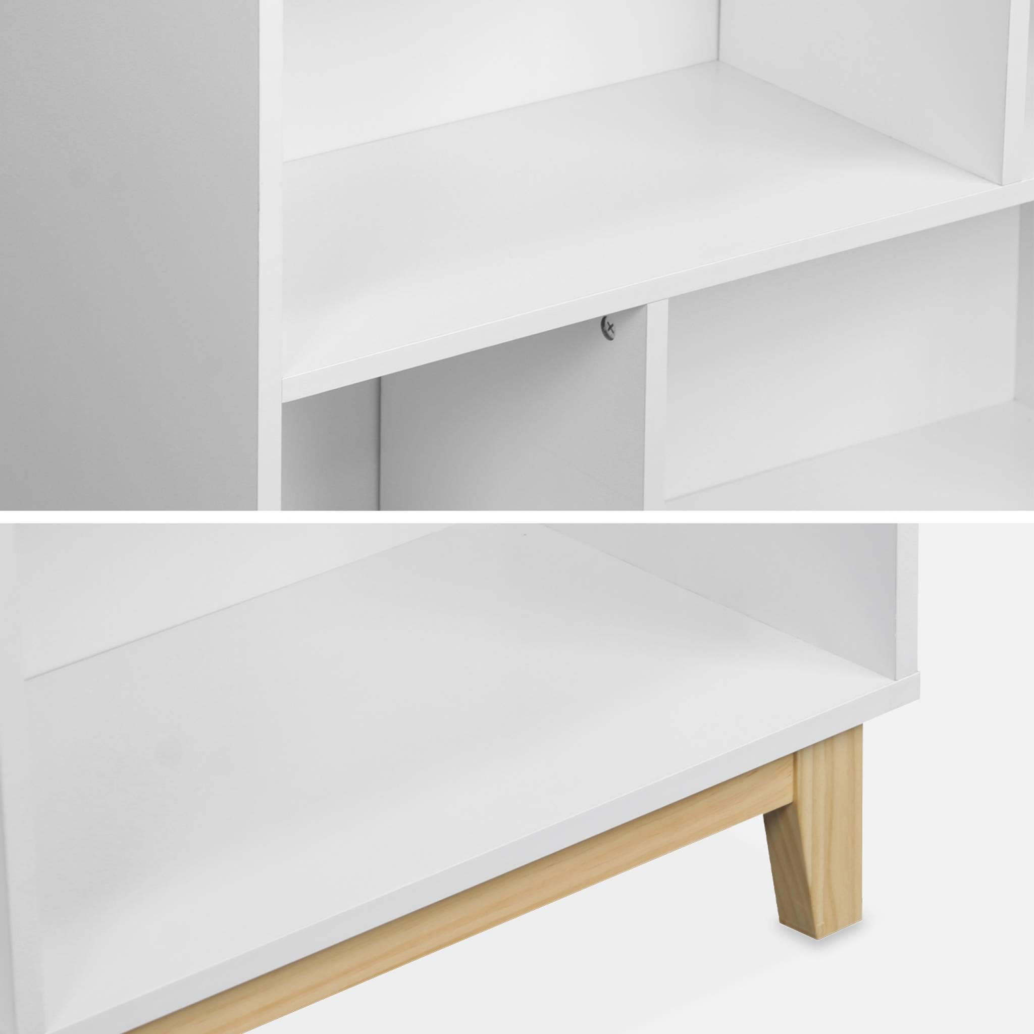 Voir la diapositive 6 : SWEEEK Bibliothèque scandinave blanche. étagère asymétrique - Floki - pieds en bois de sapin. 4 étagères. 8 compartiments. 80x30x138cm