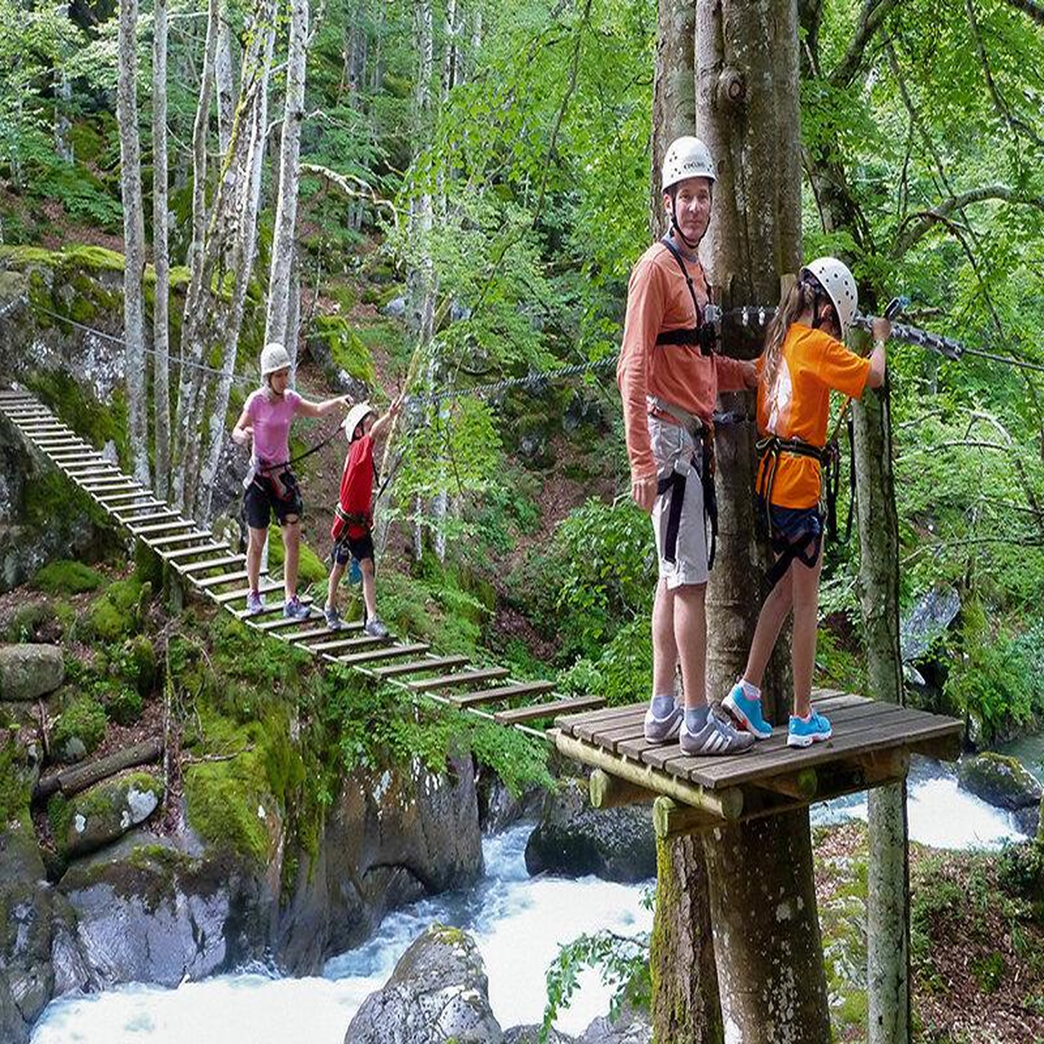 Voir la diapositive 4 : Smartbox Aventure dans les arbres : ponts & ziplines pour tous - coffret cadeau sport & aventure