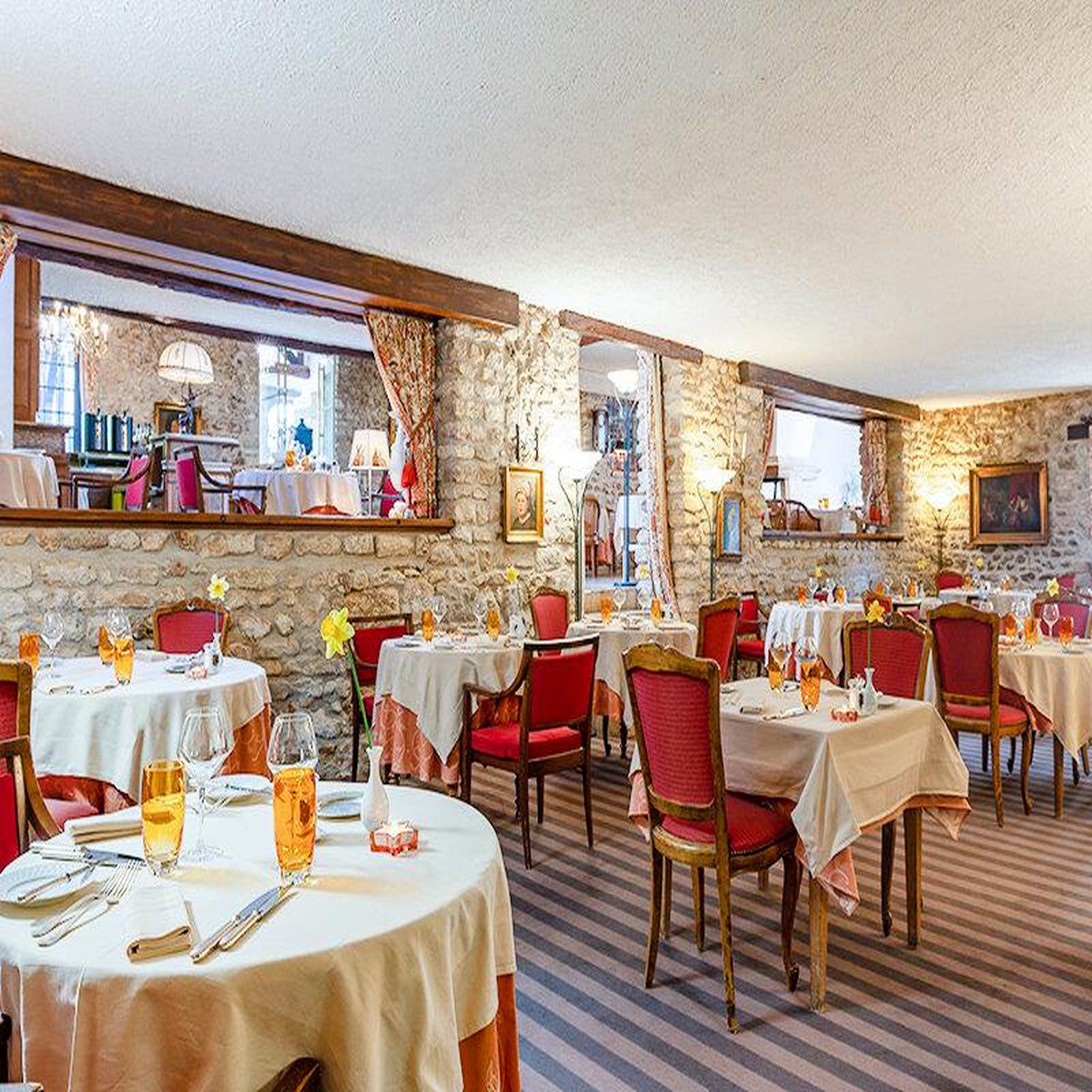 Voir la diapositive 4 : Smartbox Escapade gourmande dans un château près de poitiers avec dîner menu 7 plats - coffret cadeau séjour
