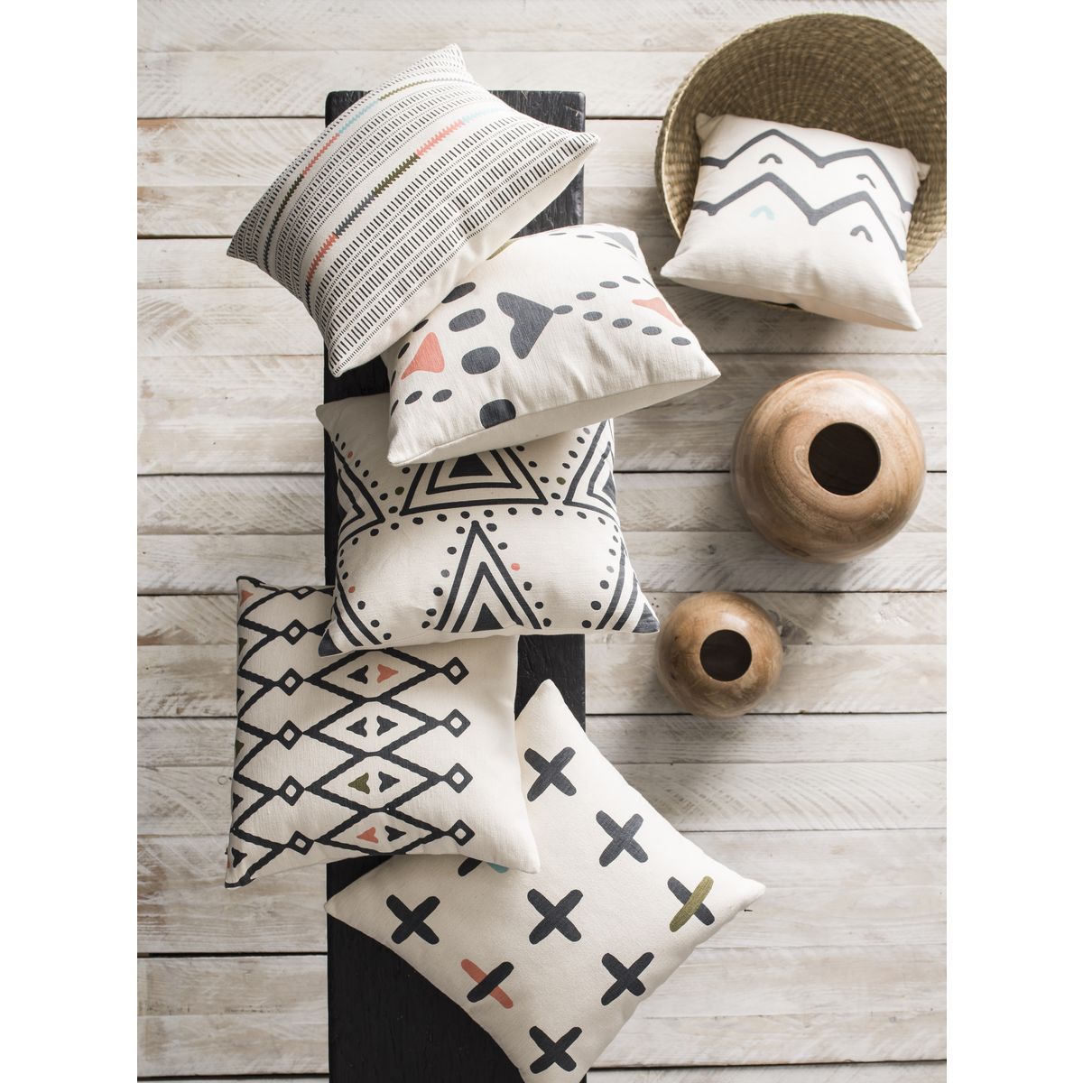 Coussin carré déhoussable en coton motifs ethniques lignes