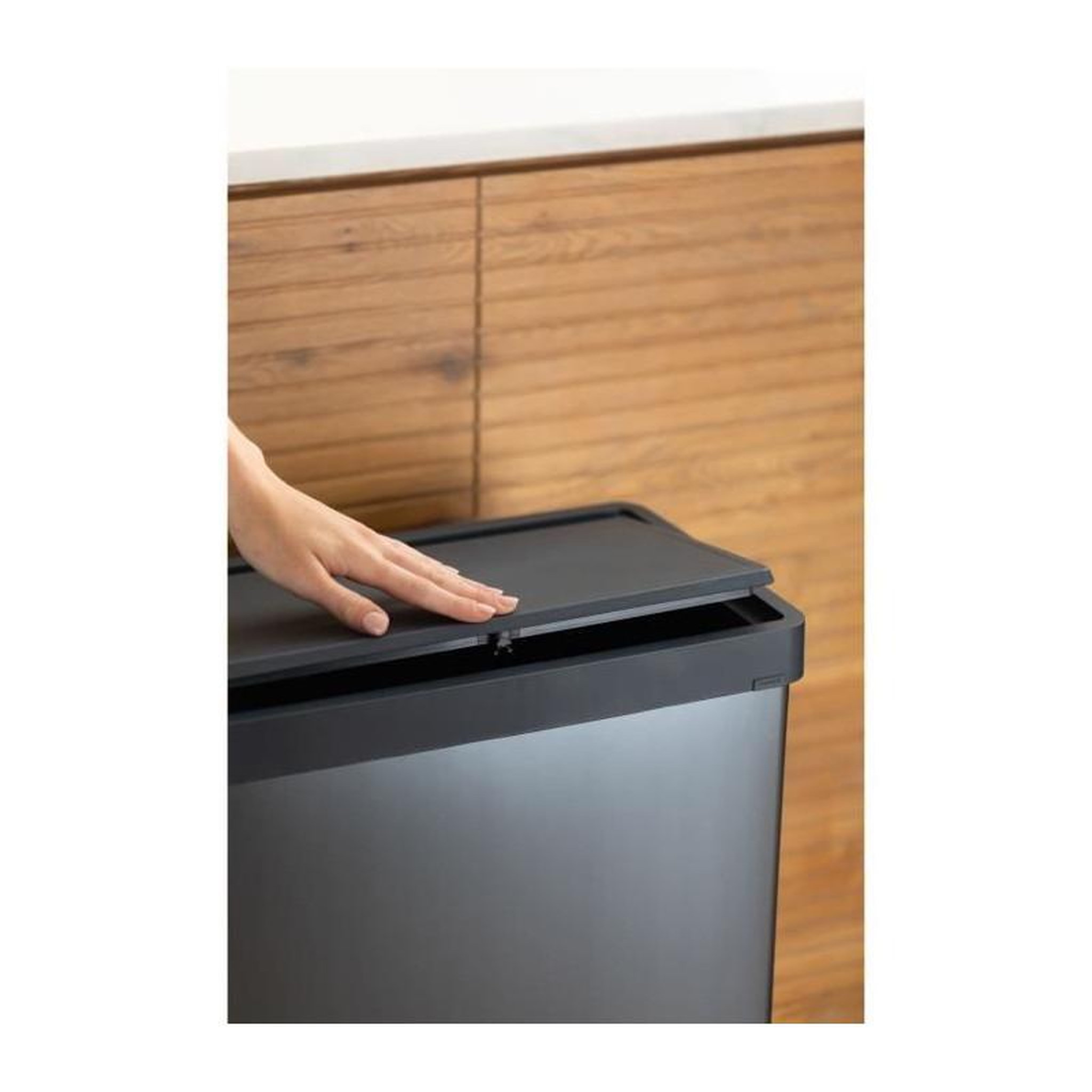 Voir la diapositive 3 : CURVER Poubelle sur pieds - VERTO - CURVER - Ouverture touch - 54 L - Gris perle