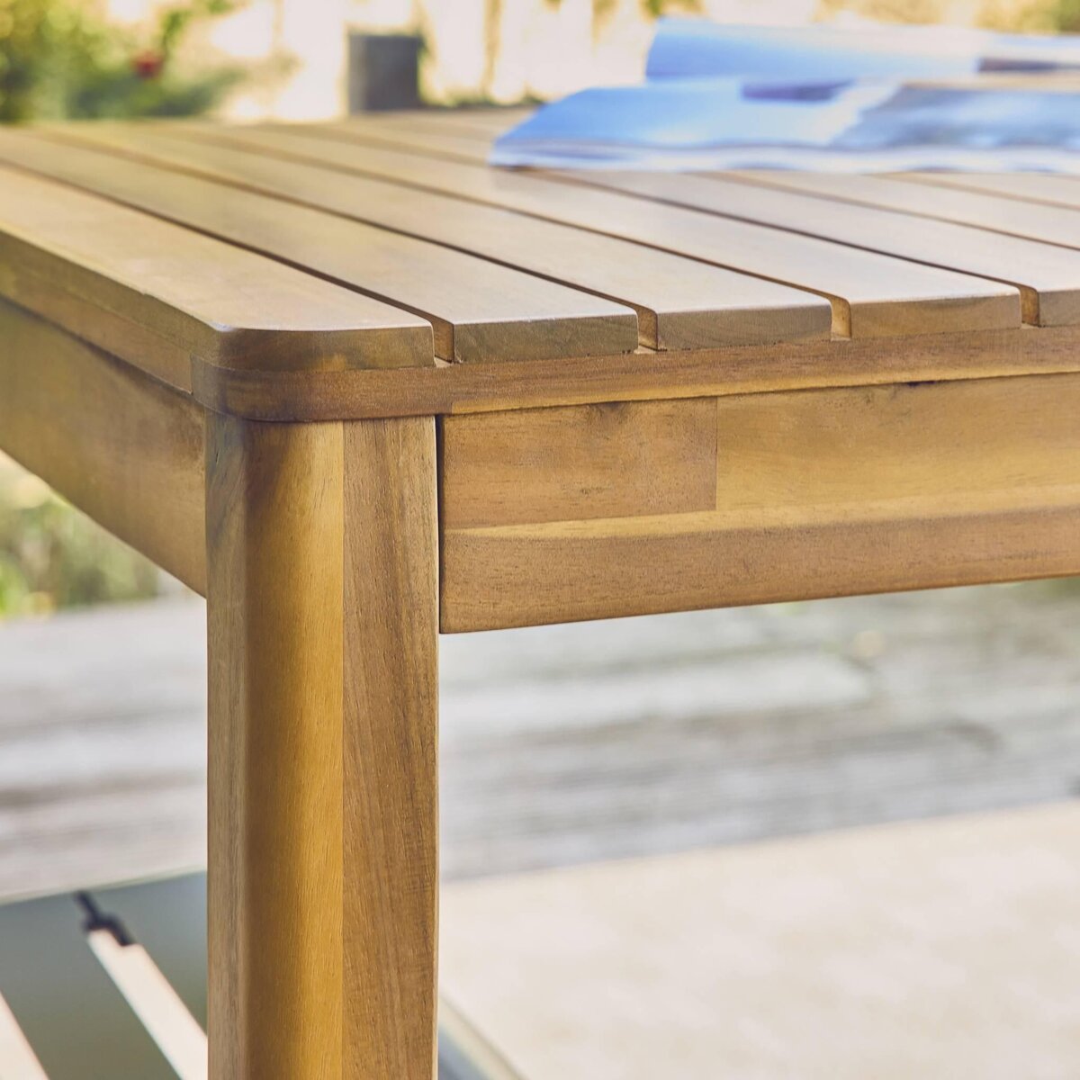 SWEEEK Table de jardin SENORA acacia avec coins arrondis, 8 places, 160 x 90 x 75 cm