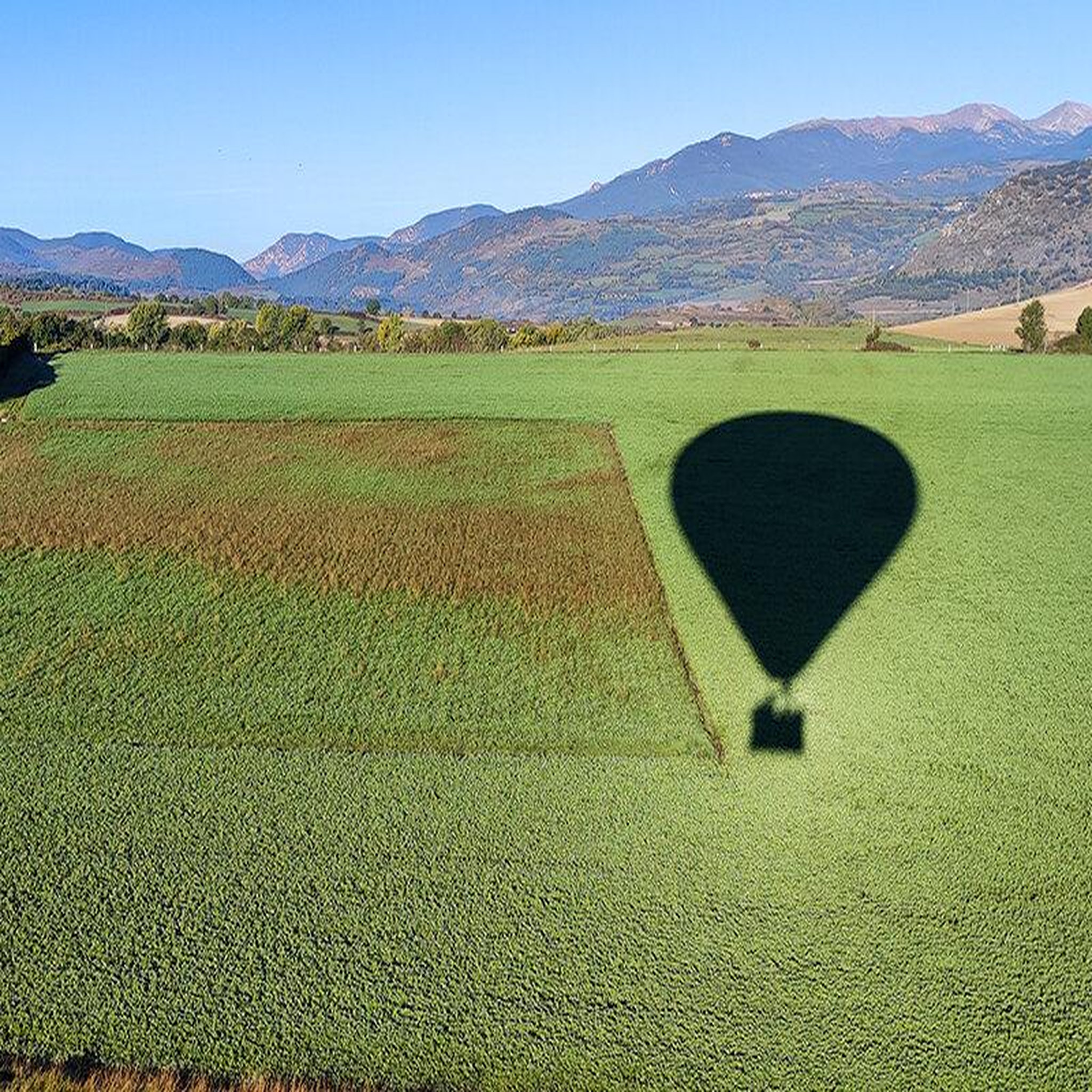 Voir la diapositive 3 : Smartbox Vol en montgolfière pour 2 au-dessus des pyrénées le week-end - coffret cadeau sport & aventure