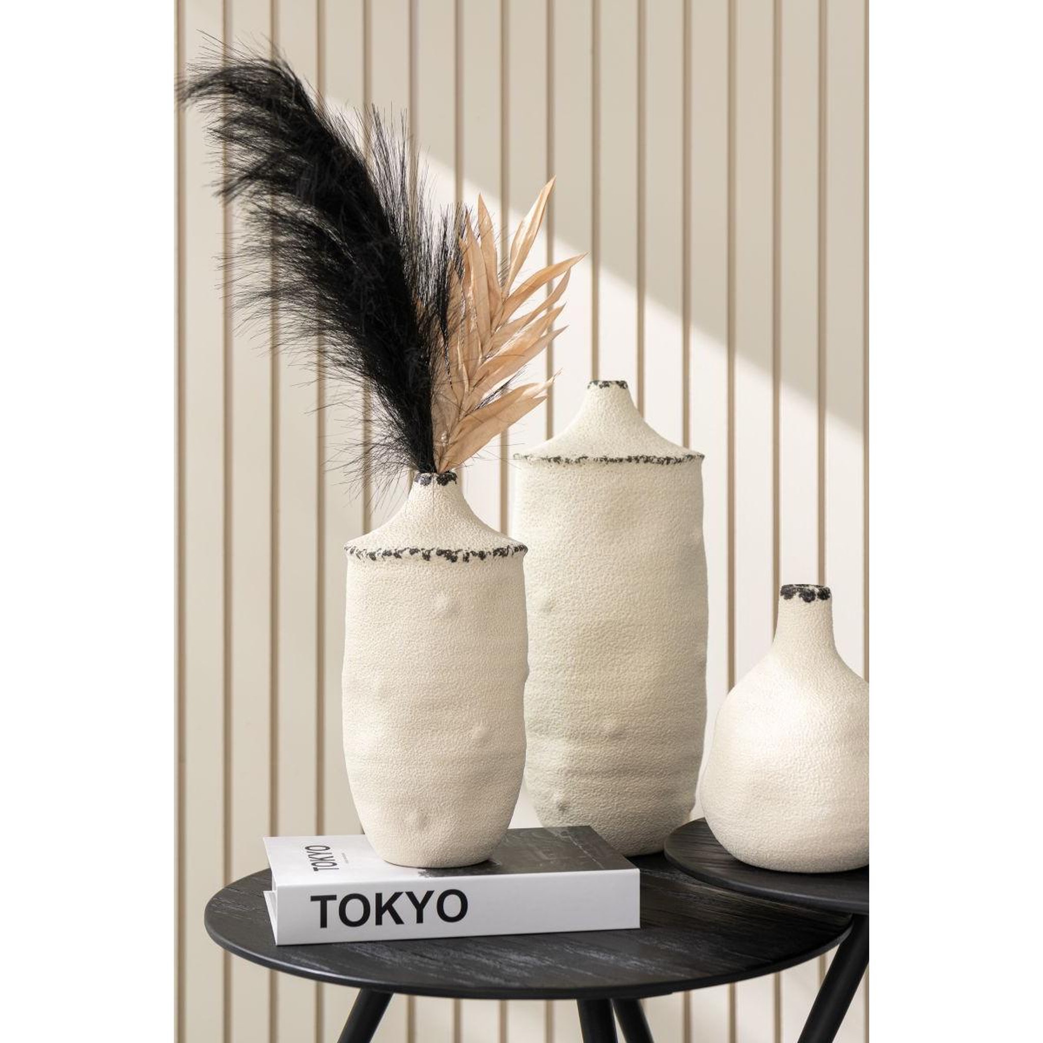 Voir la diapositive 4 : J-LINE Vase déco en grès  bay  40cm blanc