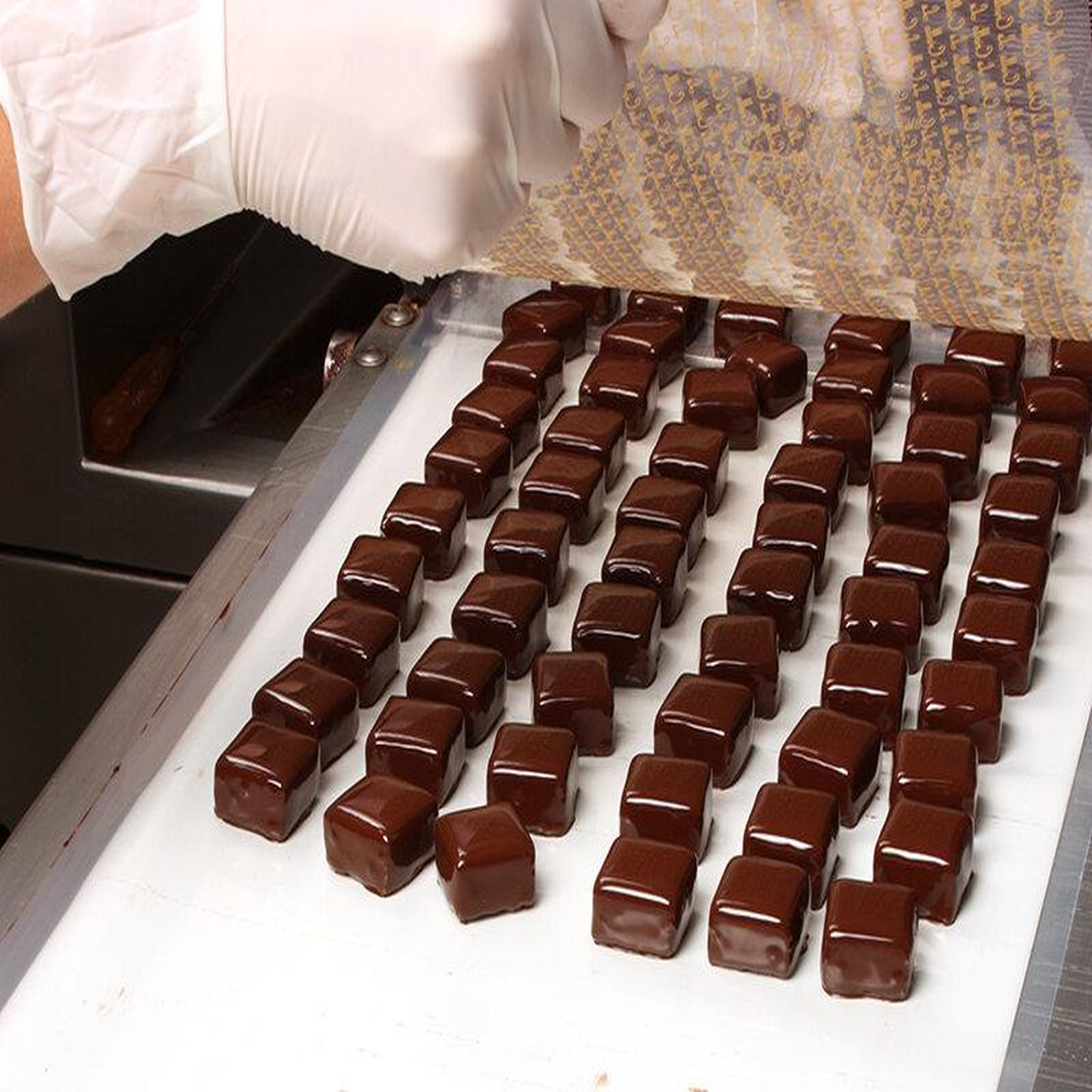 Voir la diapositive 2 : Smartbox Assortiment tradition de 36 chocolats à savourer chez soi - coffret cadeau gastronomie