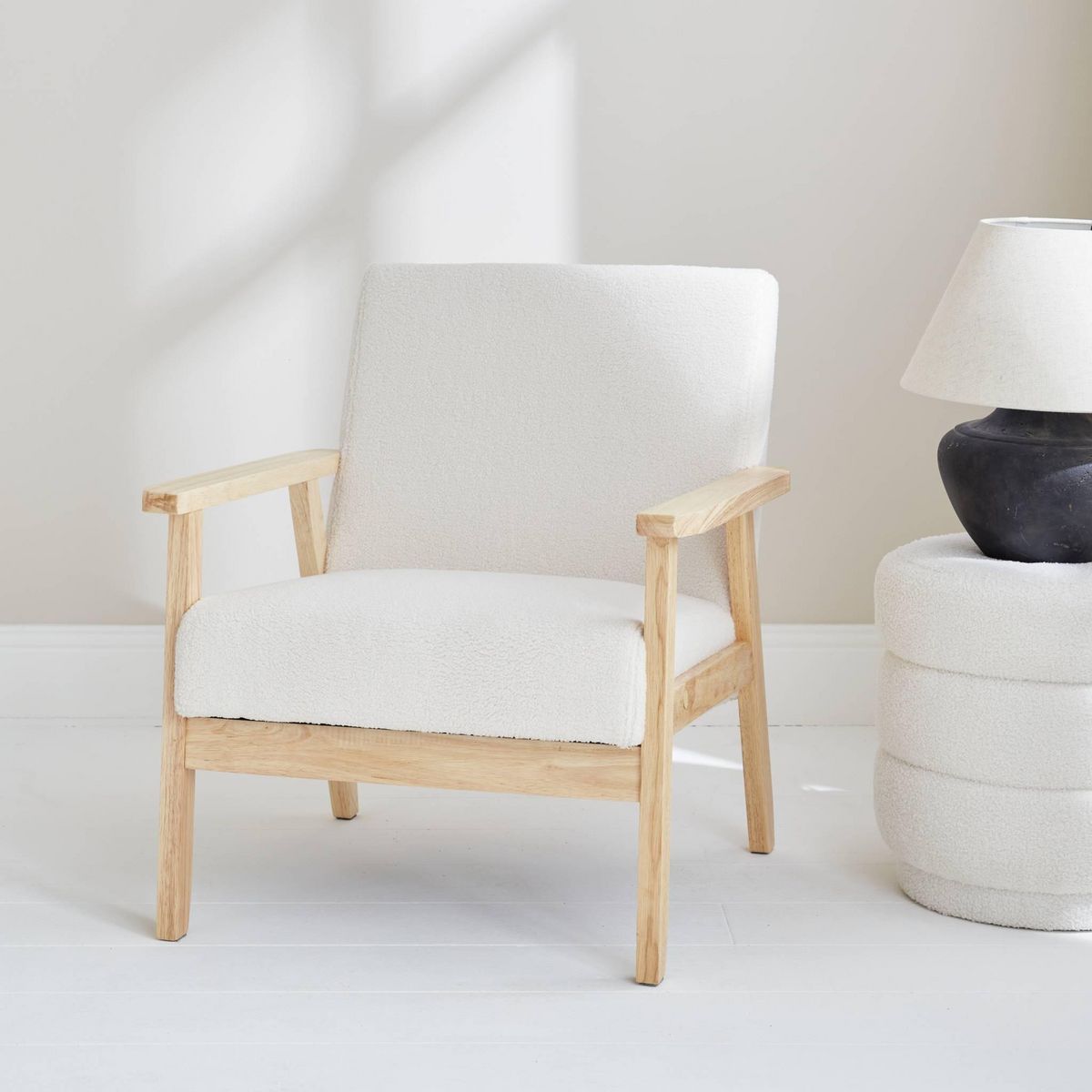SWEEEK Fauteuil scandinave en bois et tissu bouclette. Isak. L 64 x P 69.5 x H 73cm