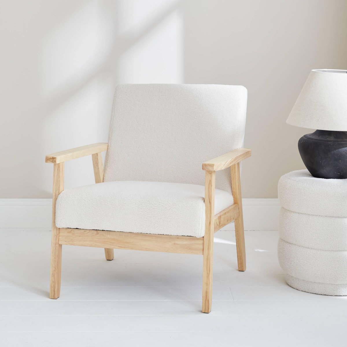 SWEEEK Fauteuil scandinave en bois et tissu bouclette. Isak. L 64 x P 69.5 x H 73cm