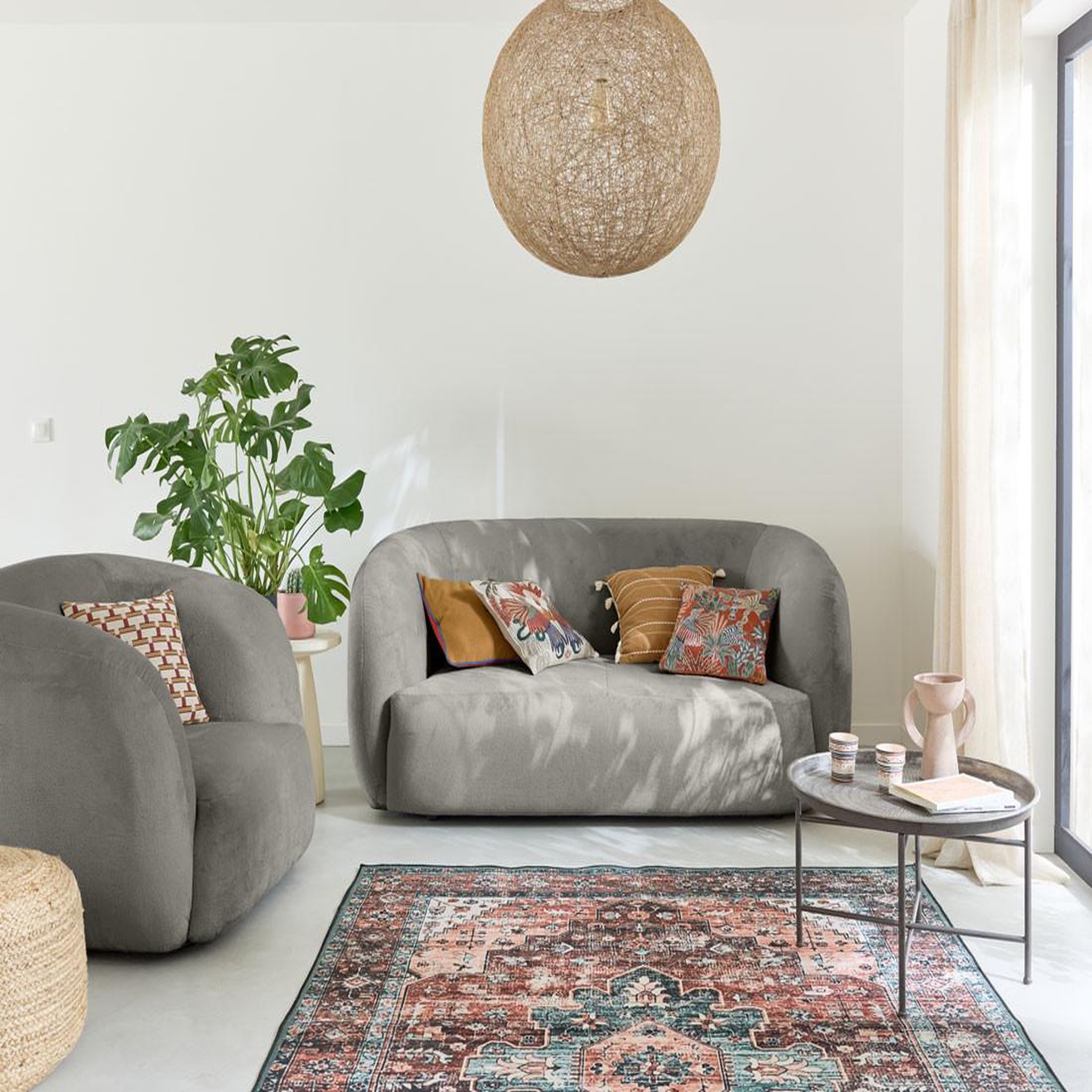 Voir la diapositive 2 : LISA DESIGN Ernee - fauteuil cocon - en velours