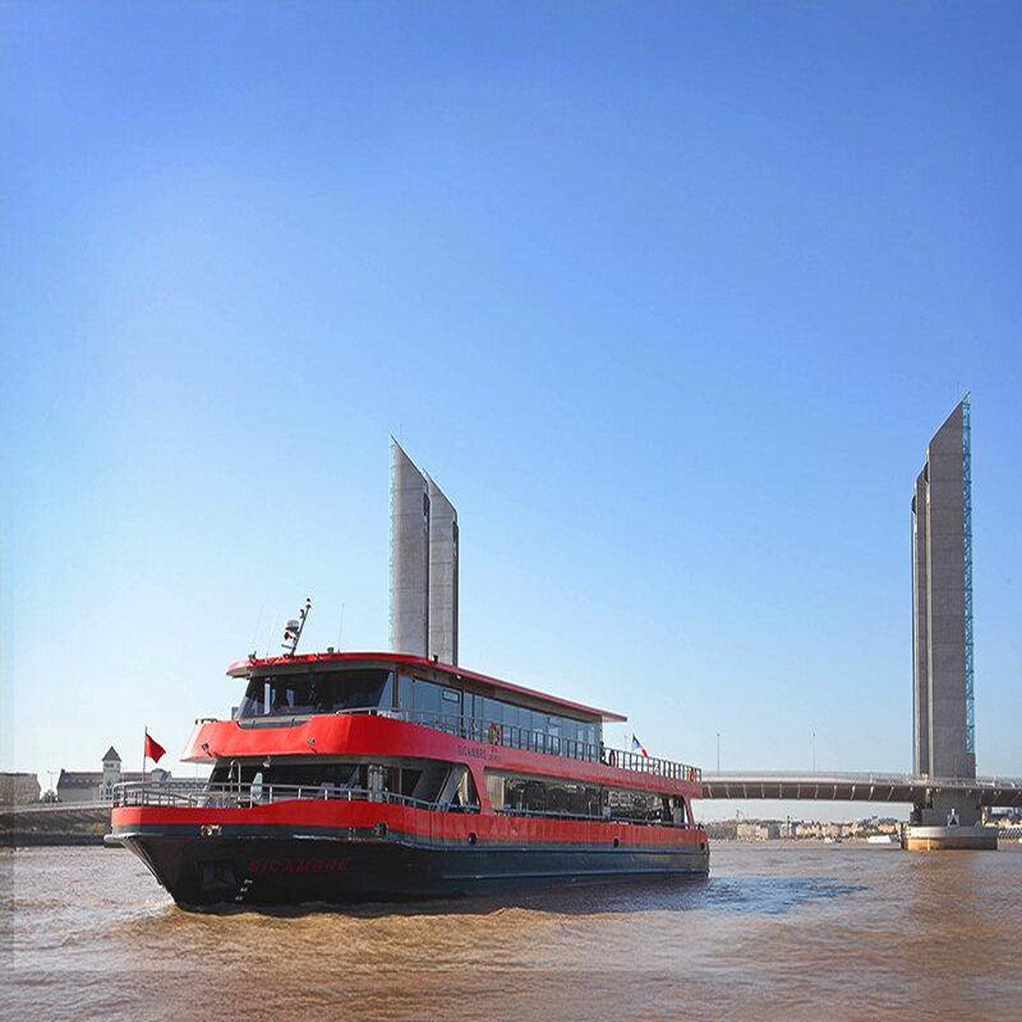 Voir la diapositive 3 : Smartbox Croisière romantique sur la garonne avec déjeuner à bord d'un bateau-restaurant - coffret cadeau sport & aventure