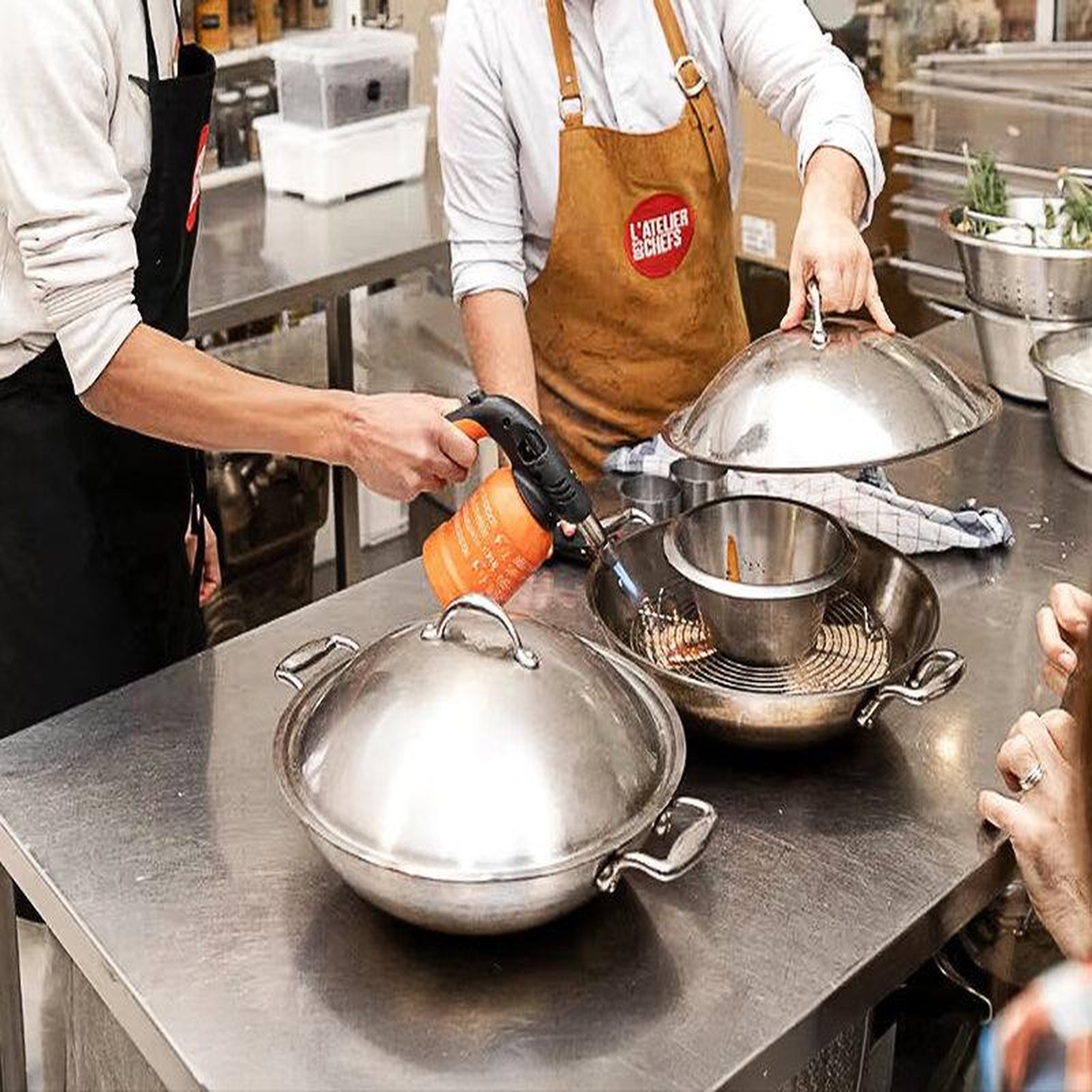 Voir la diapositive 3 : Smartbox Cours de cuisine la table du chef pour 1 personne avec l'ateliers des chefs - coffret cadeau gastronomie