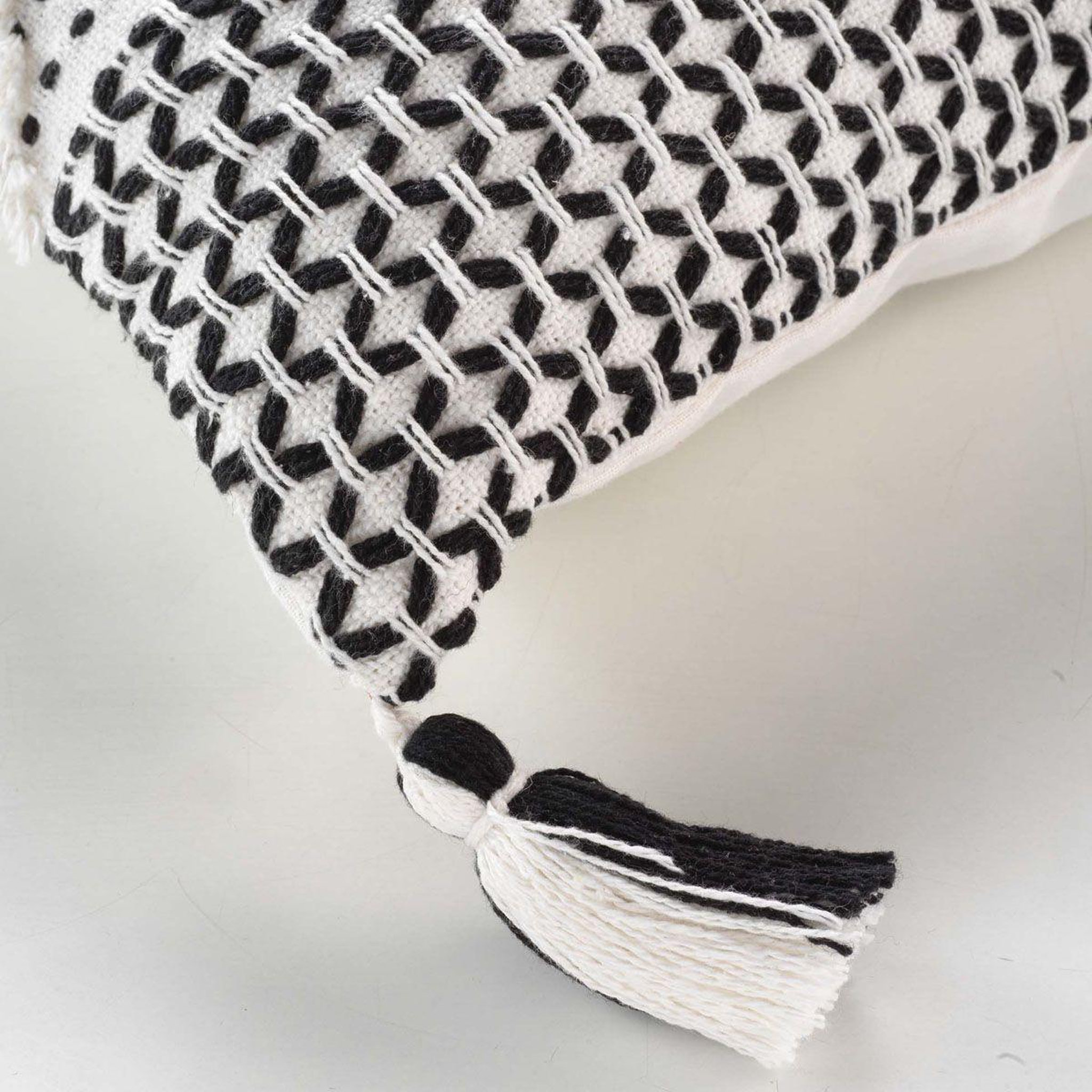 Voir la diapositive 3 : Douceur d'Intérieur Housse de coussin à pompons  sally  40x40cm noir & blanc