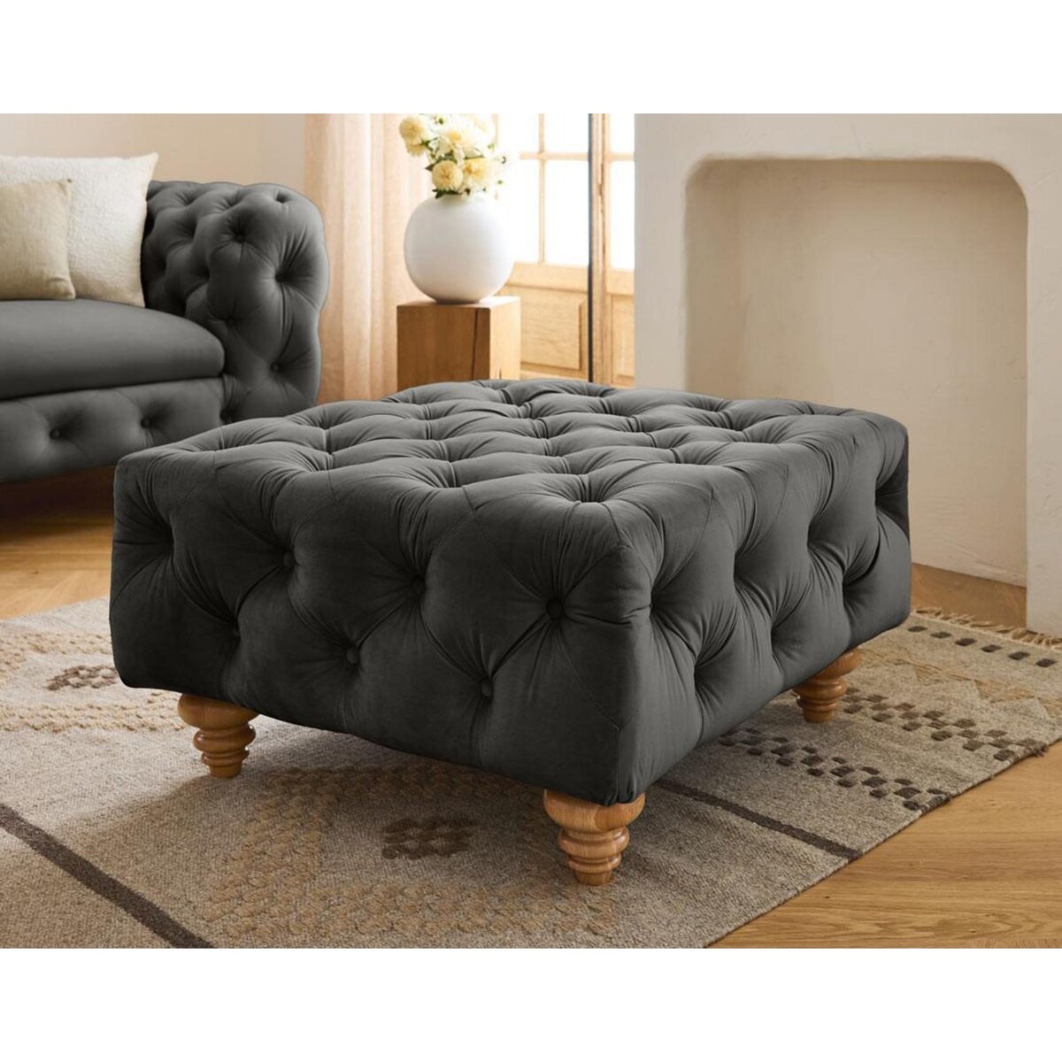 LISA DESIGN Walter - pouf chesterfield en velours - pieds bois