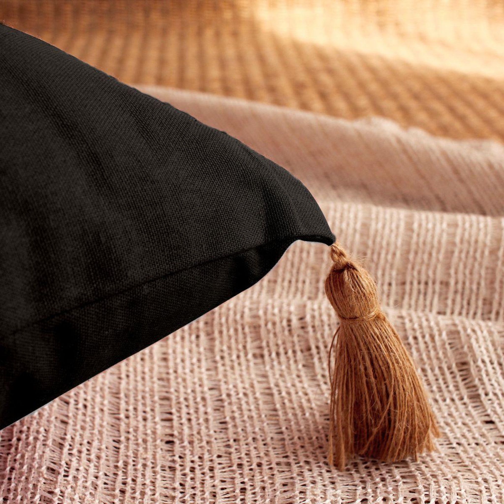 Voir la diapositive 2 : ENJOY HOME Coussin déco uni à pompons  panama  50x70cm noir