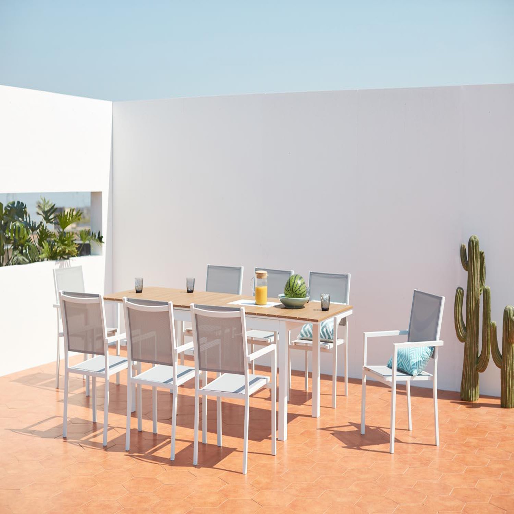 Voir la diapositive 2 : CONCEPT USINE Salon de jardin repas 8 places en aluminium  MADEIRA