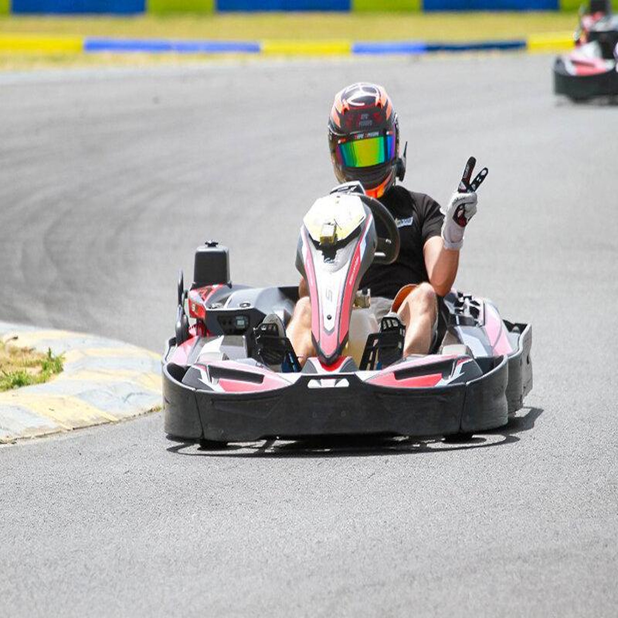 Voir la diapositive 4 : Smartbox 2 sessions de kart pour 2 personnes près de paris - coffret cadeau sport & aventure