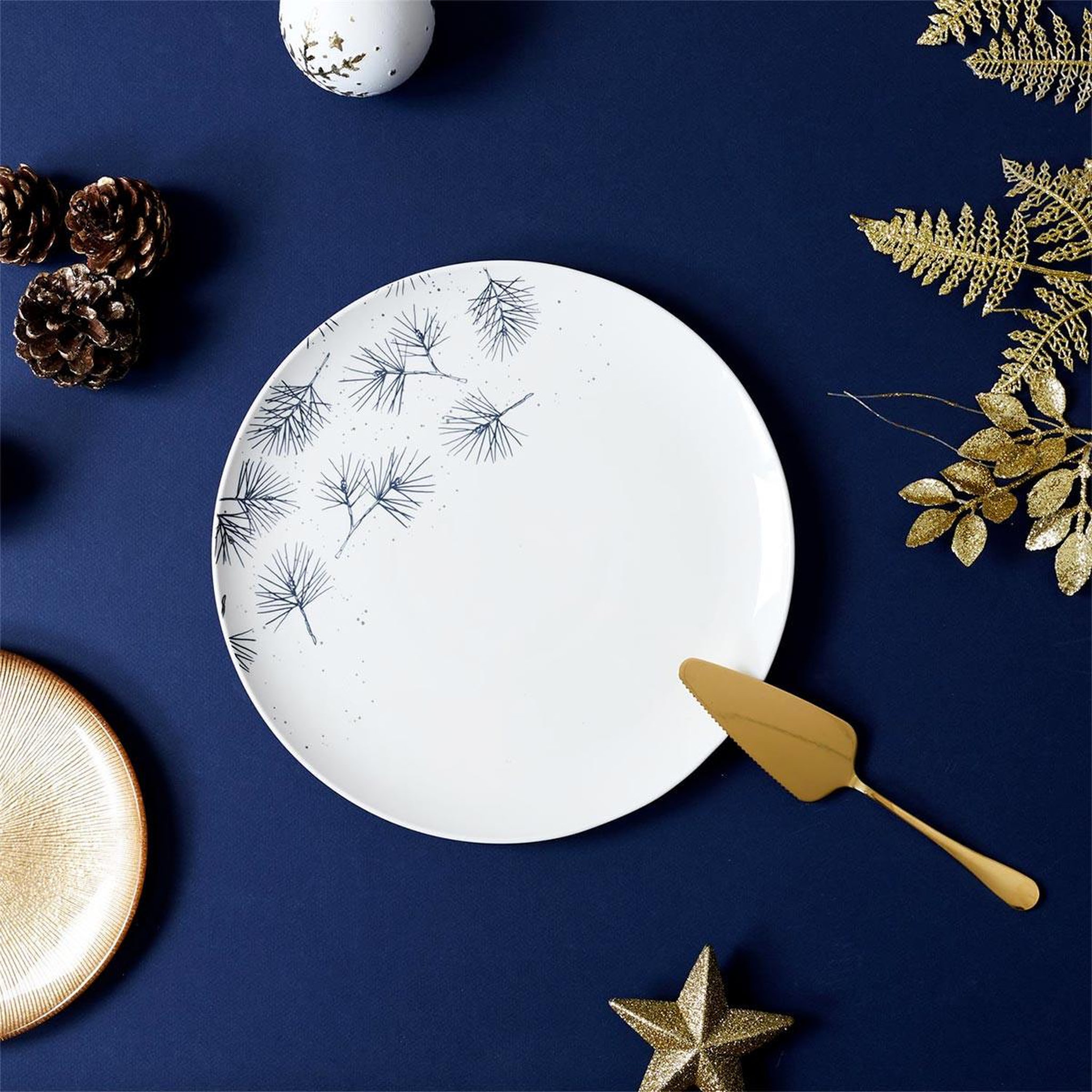 Voir la diapositive 3 : The Home Deco Factory Plat à Tarte & Pelle  Aiguilles de Pin  30cm Blanc