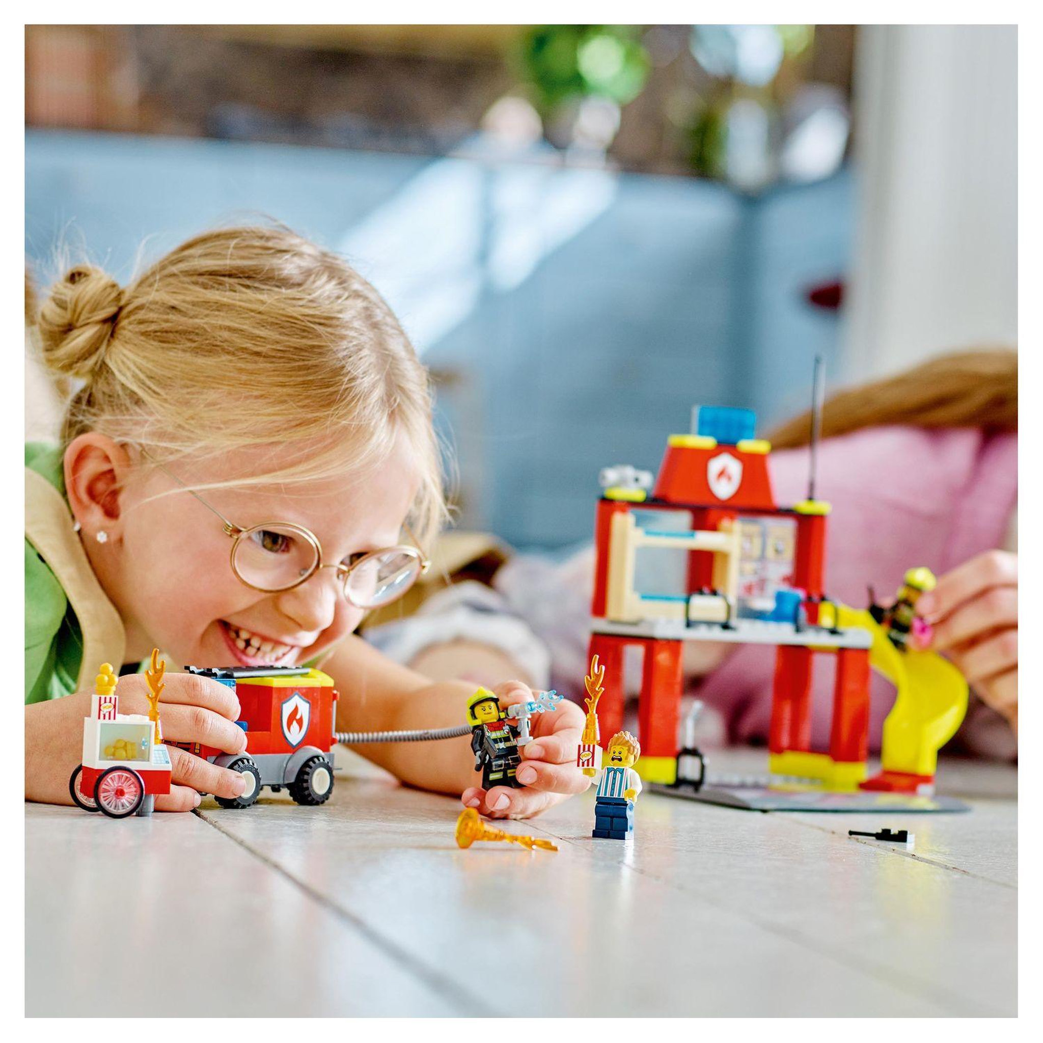 Voir la diapositive 8 : LEGO City 60375 La caserne et le camion de pompier, Jouet avec Véhicule d&rsquo;Urgence, Jouet Éducatif