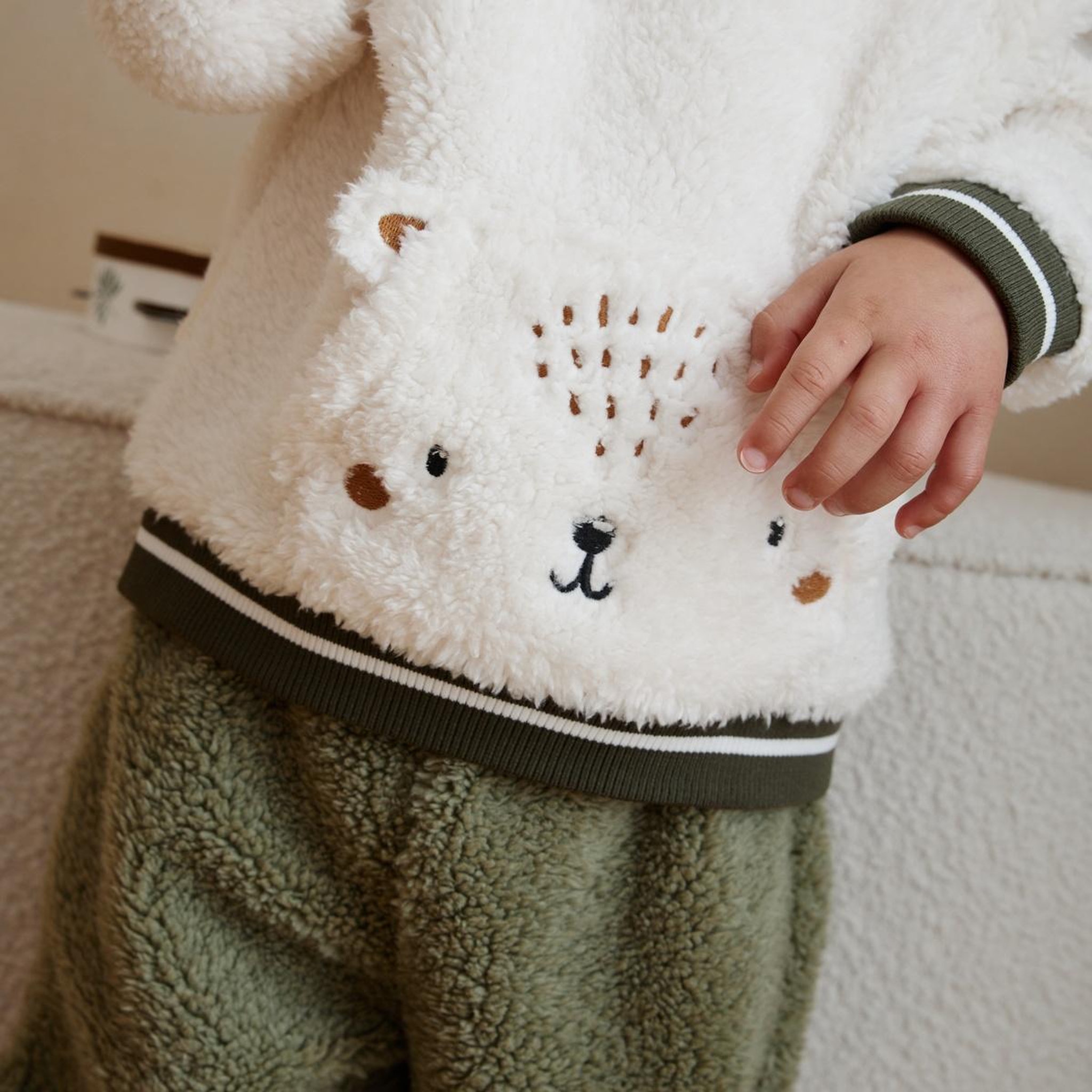 Voir la diapositive 6 : PETIT BEGUIN Ensemble bébé sweat et pantalon en sherpa ginkgo