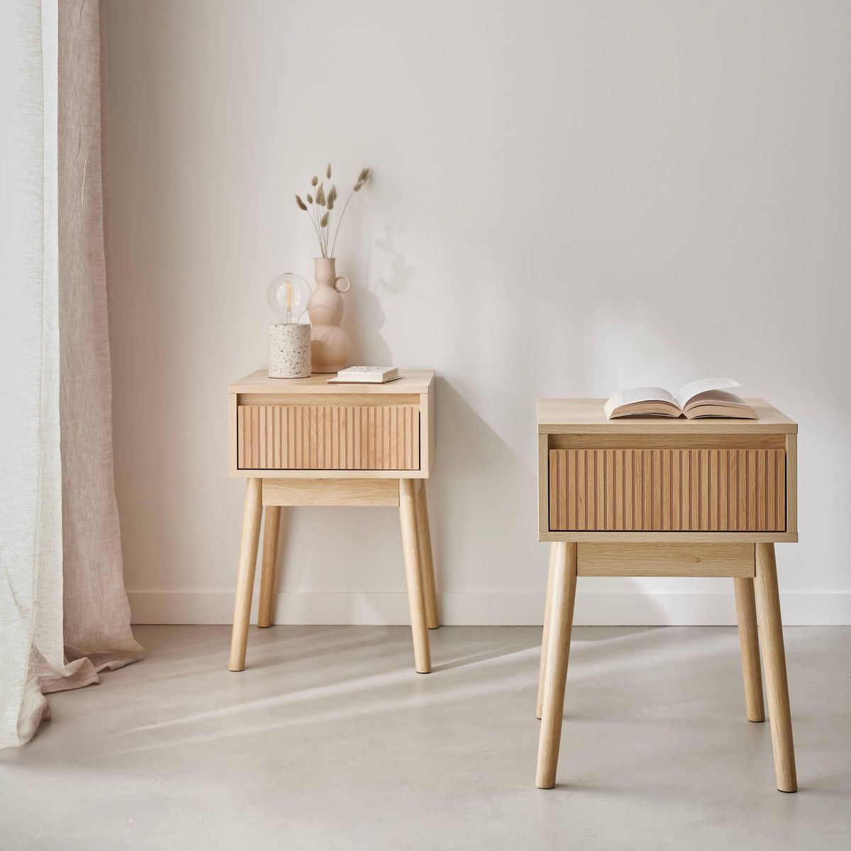 SWEEEK Lot de 2 tables de chevet avec un tiroir. Panneaux stratifiés couleur naturelle. Pied en bois de sapin.  L 39 x 39 x H 55.4cm LINEAR