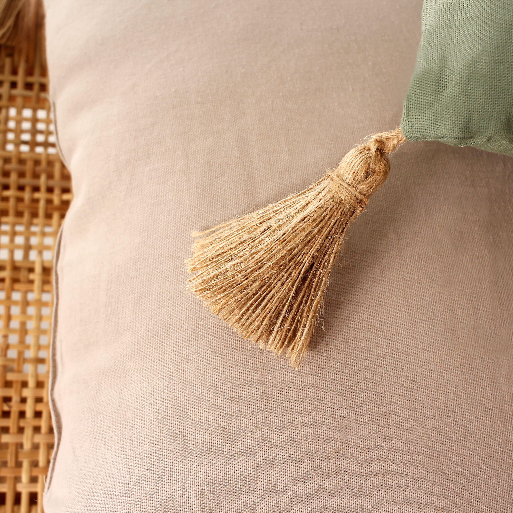 Voir la diapositive 2 : TOILINUX Coussin rectangulaire Panama avec 4 pompons en jute - 70 cm x 50 cm - Vert Argile
