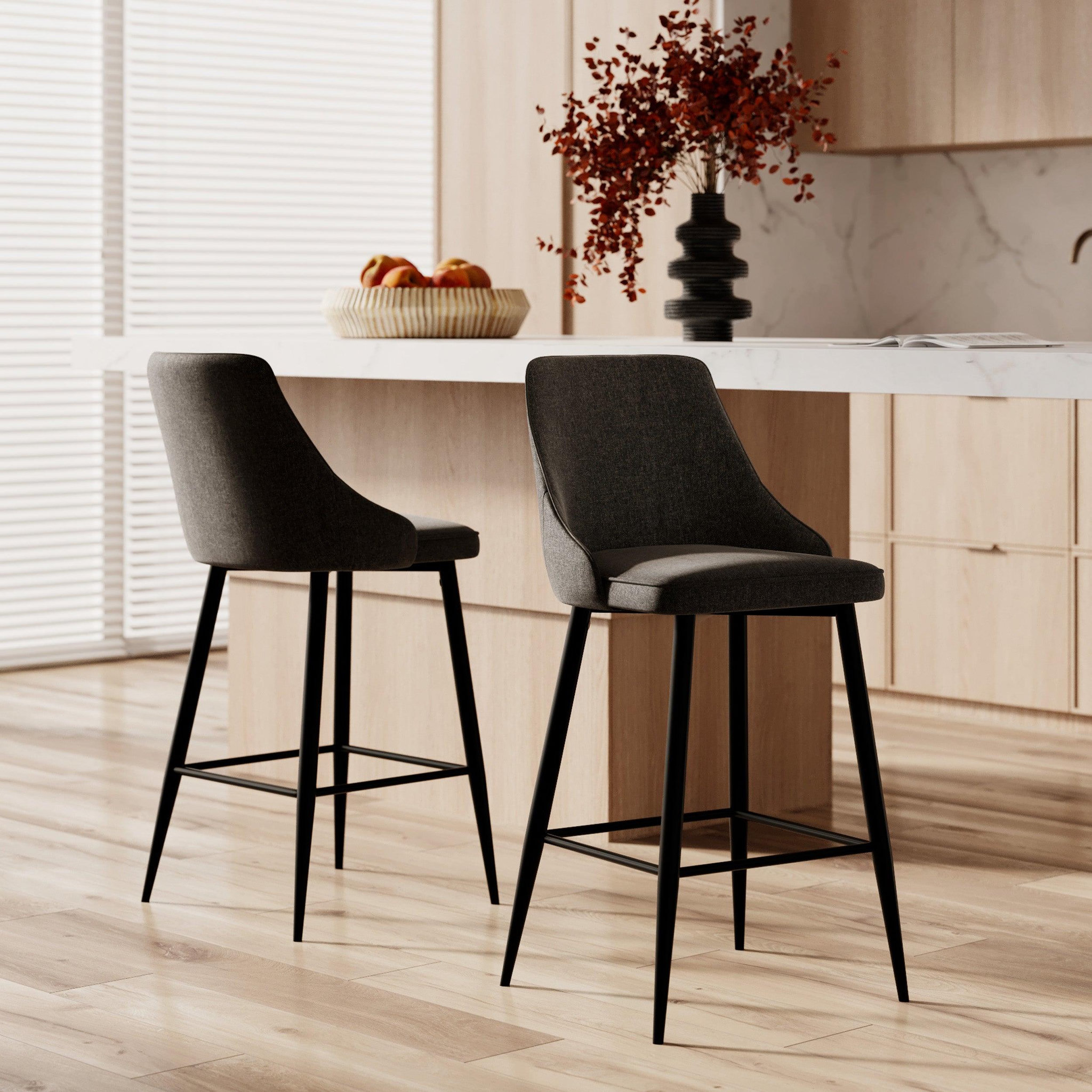 Voir la diapositive 2 : MAISON PAVANE Lot de 2 chaises pour îlot central 66,5 cm en tissu gris foncé-pipo