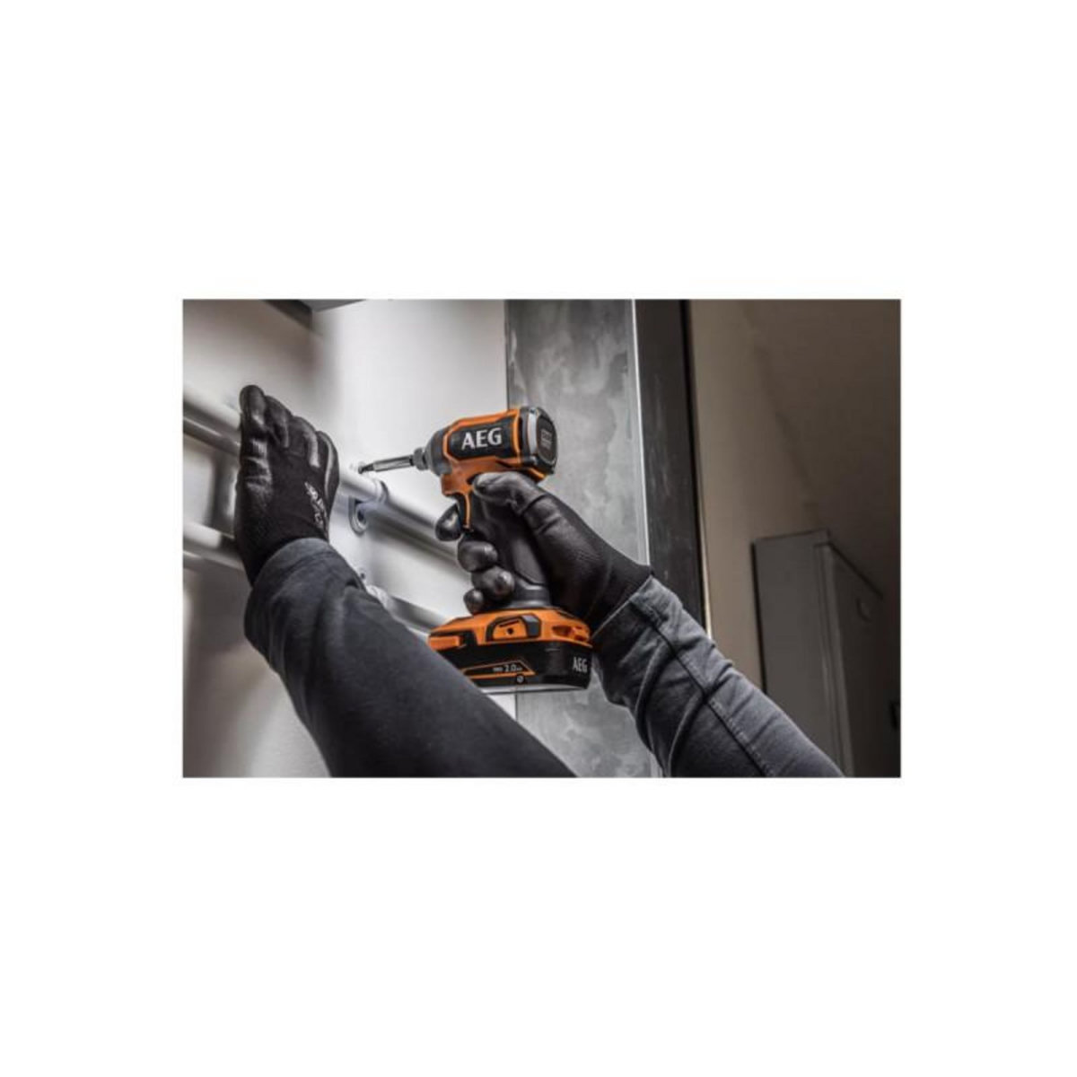 AEG Pack AEG Visseuse à chocs AEG - BSS18SBL2-0 - 18V Brushless - Subcompact - 1 batterie 2.0Ah - 1 cha