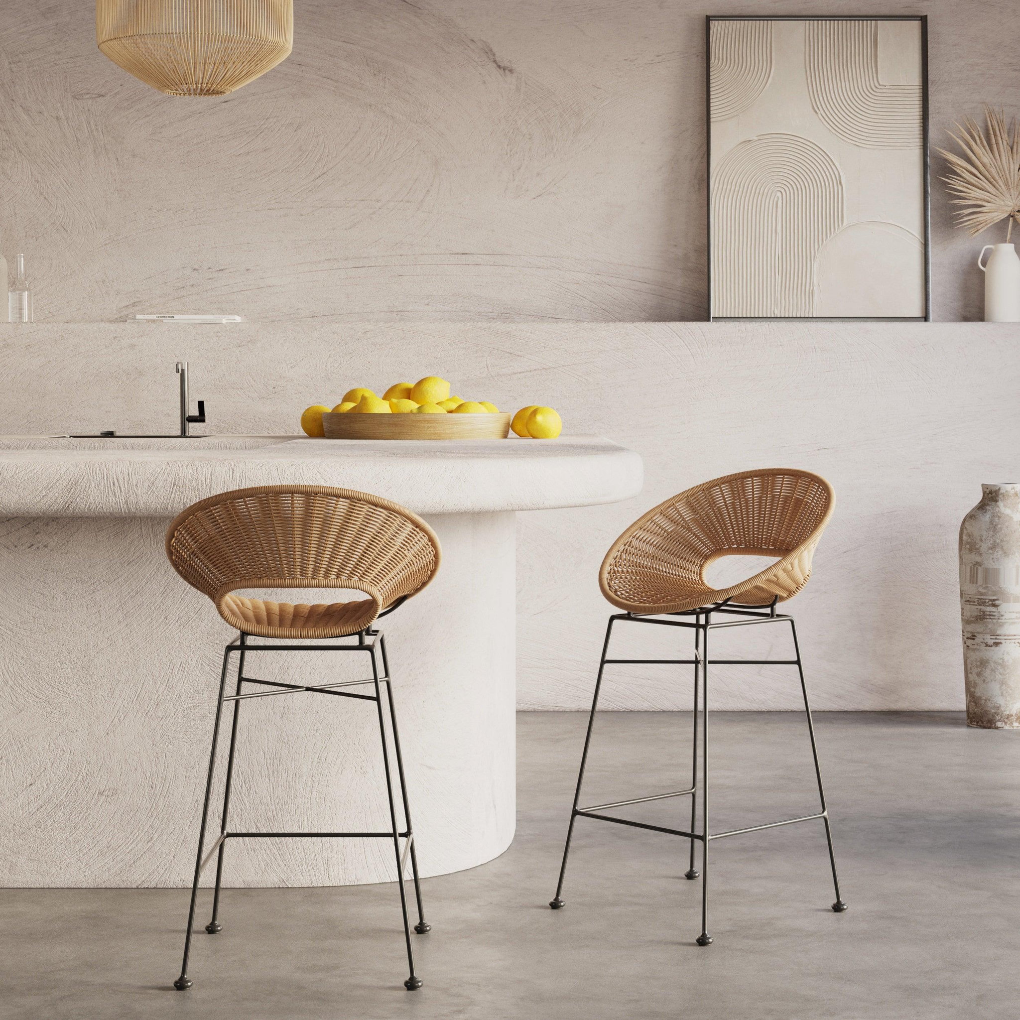 Voir la diapositive 2 : MAISON PAVANE Lot de 2 tabourets pour îlot central 65 cm en résine tressée-rava