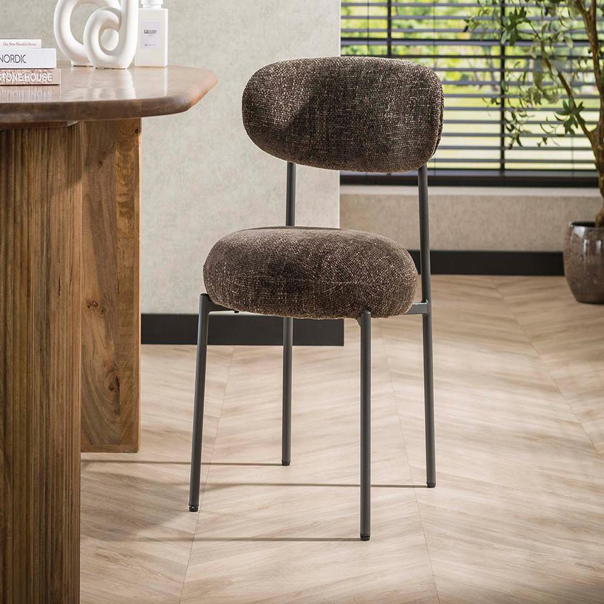LISA DESIGN Adelia - lot de 2 chaises - pieds en métal - en tissu texturé. Coloris disponibles : Marron, Beige