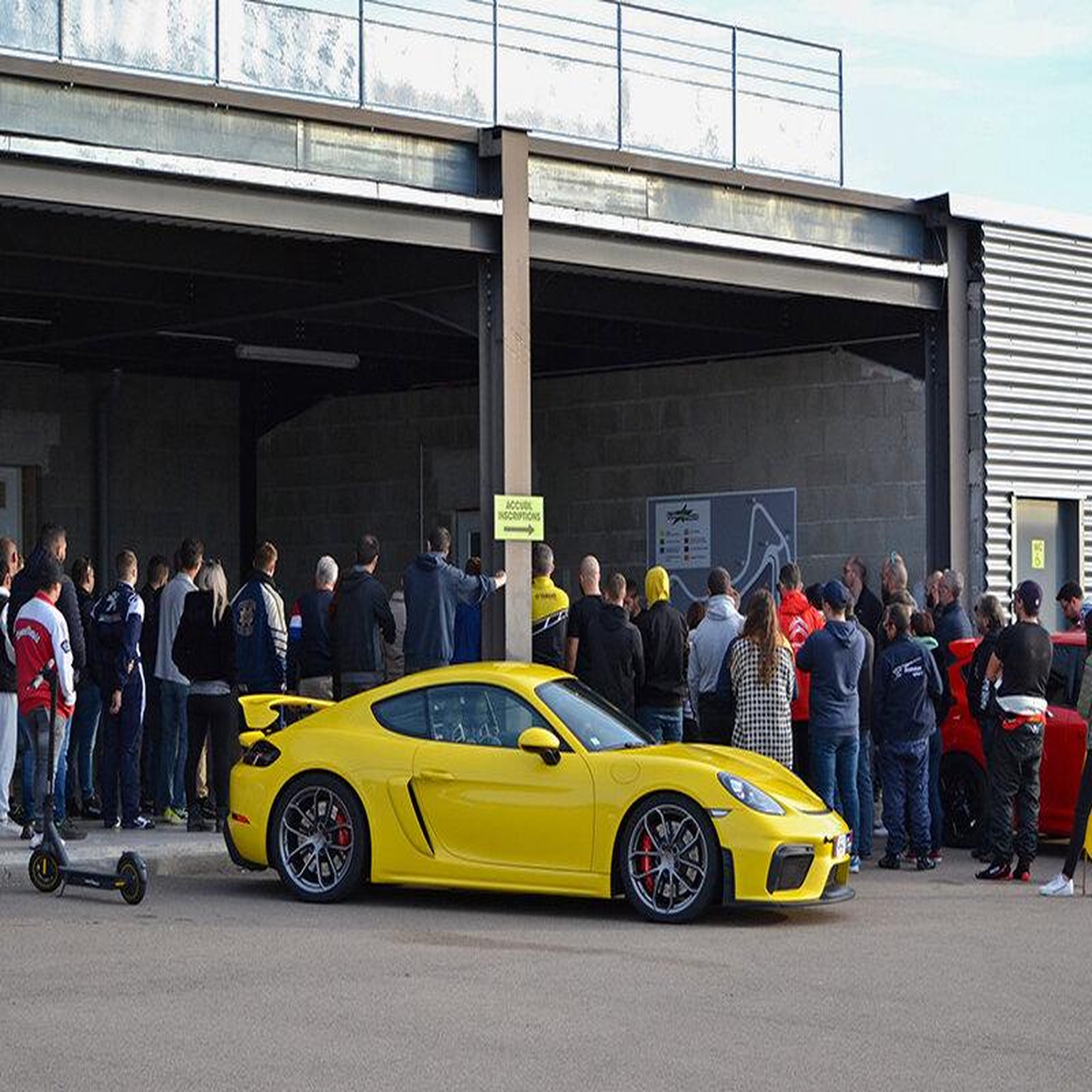 Voir la diapositive 4 : Smartbox Pilotage d'une Porsche GT4 Clubsport pendant 3 tours sur le circuit de Bresse - Coffret Cadeau Sport & Aventure