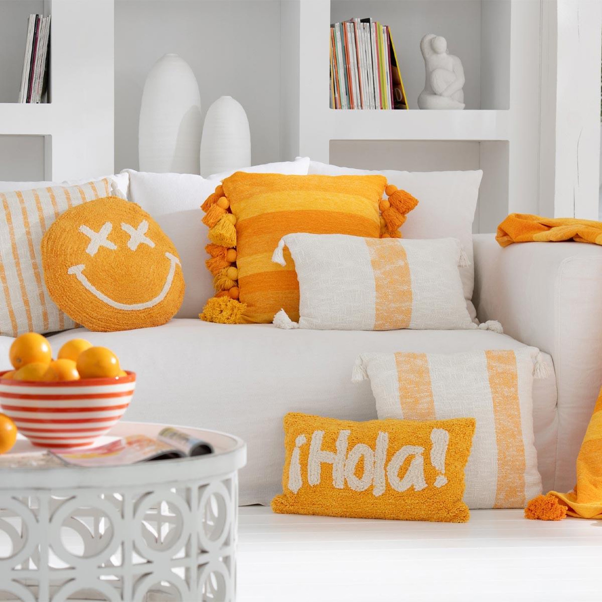 Voir la diapositive 3 : J-LINE Coussin déco tufté smiley  polly  45cm orange