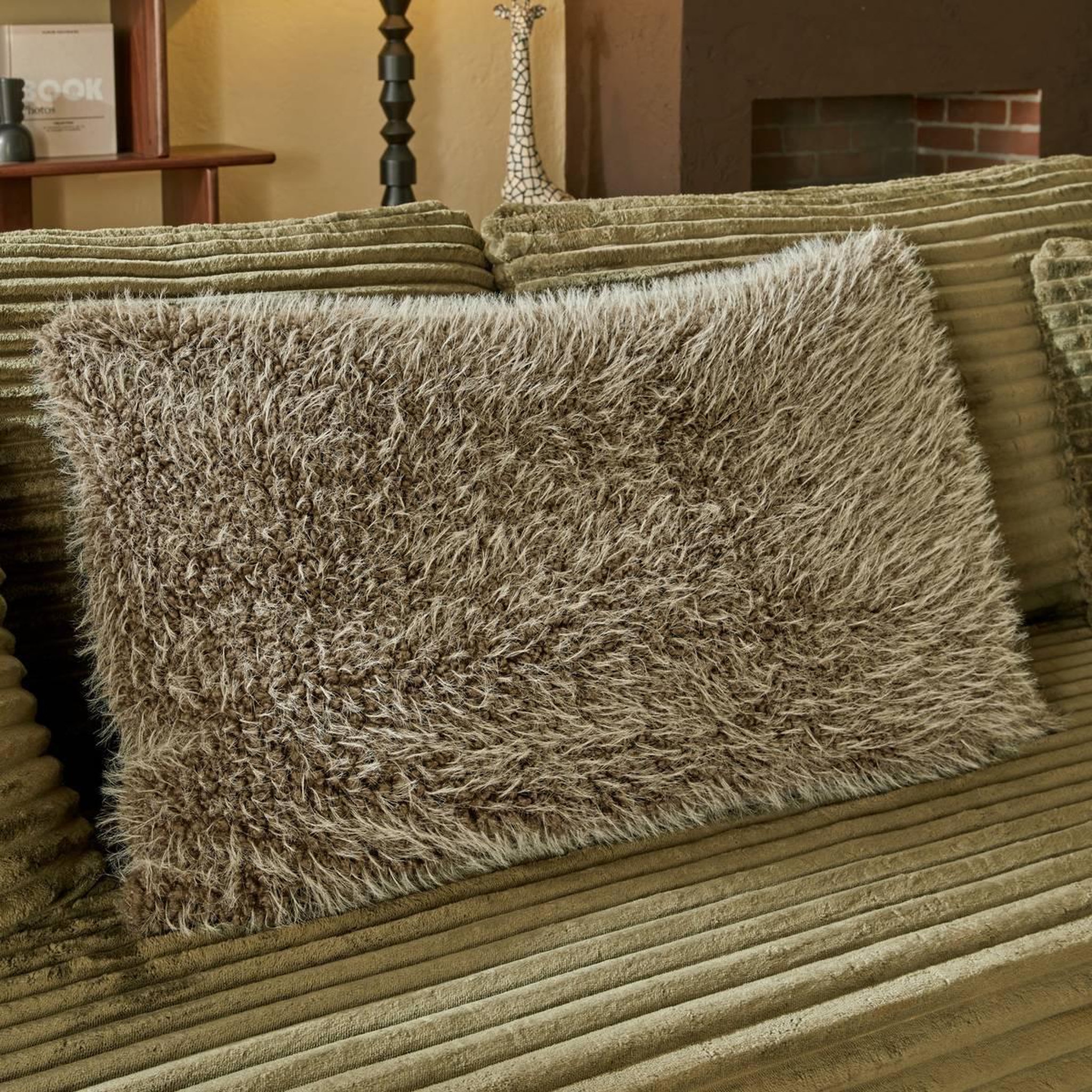 Voir la diapositive 6 : ATMOSPHERA Coussin imitation fourrure  nyero  50x80cm kaki
